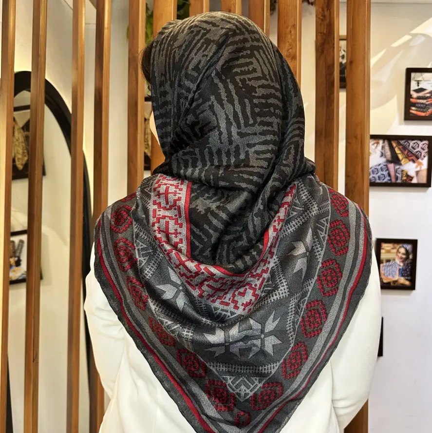 روسری بهاره نخی قرمز و طوسی حاشیه طرح دار سنتی کد 7303