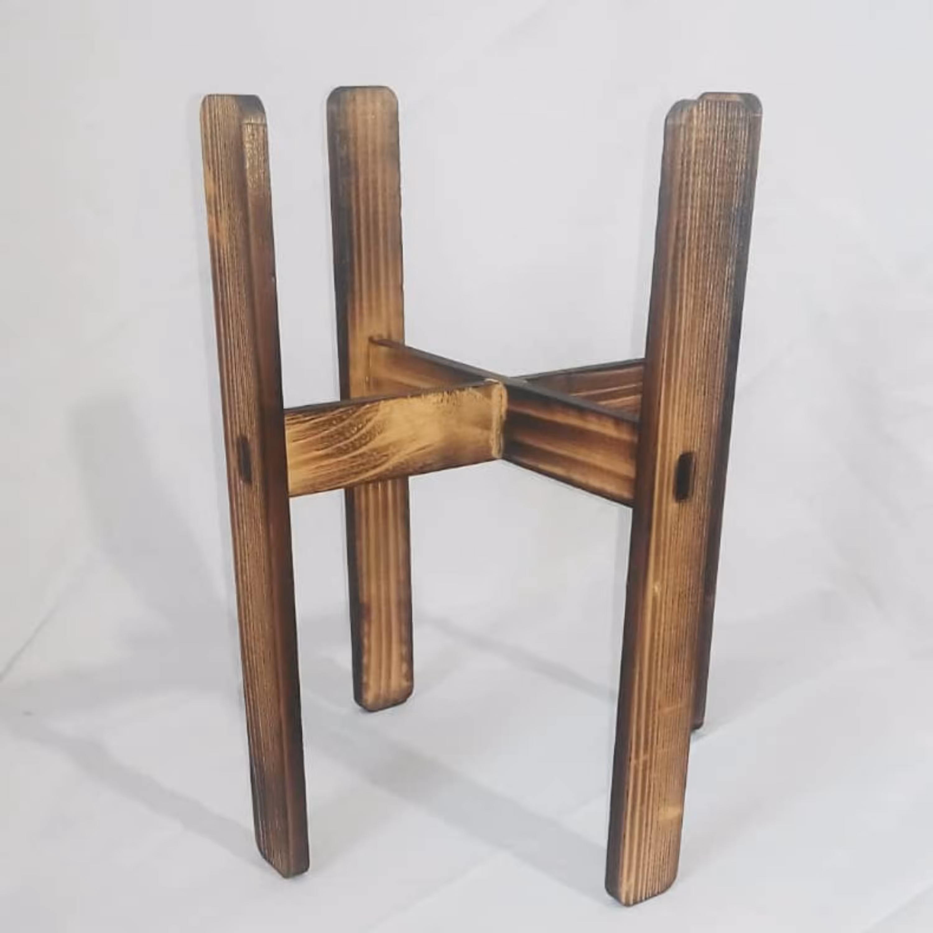 زیر گلدانی ساخته شده از چوب صنعتی روسی در اندازه 18 سانتی متری هزینه پست به صورت پس پرداخت می باشد