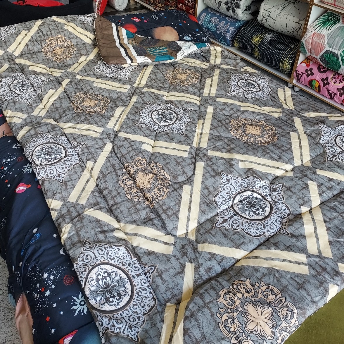 روتختی یک نفره پارچه پیگمنت دو رویه 4 تیکه هر سمت یه طرح متفاوت شامل لحاف روبالشتی وروکوسنی وکاور کشدار بدون پرز دهی
