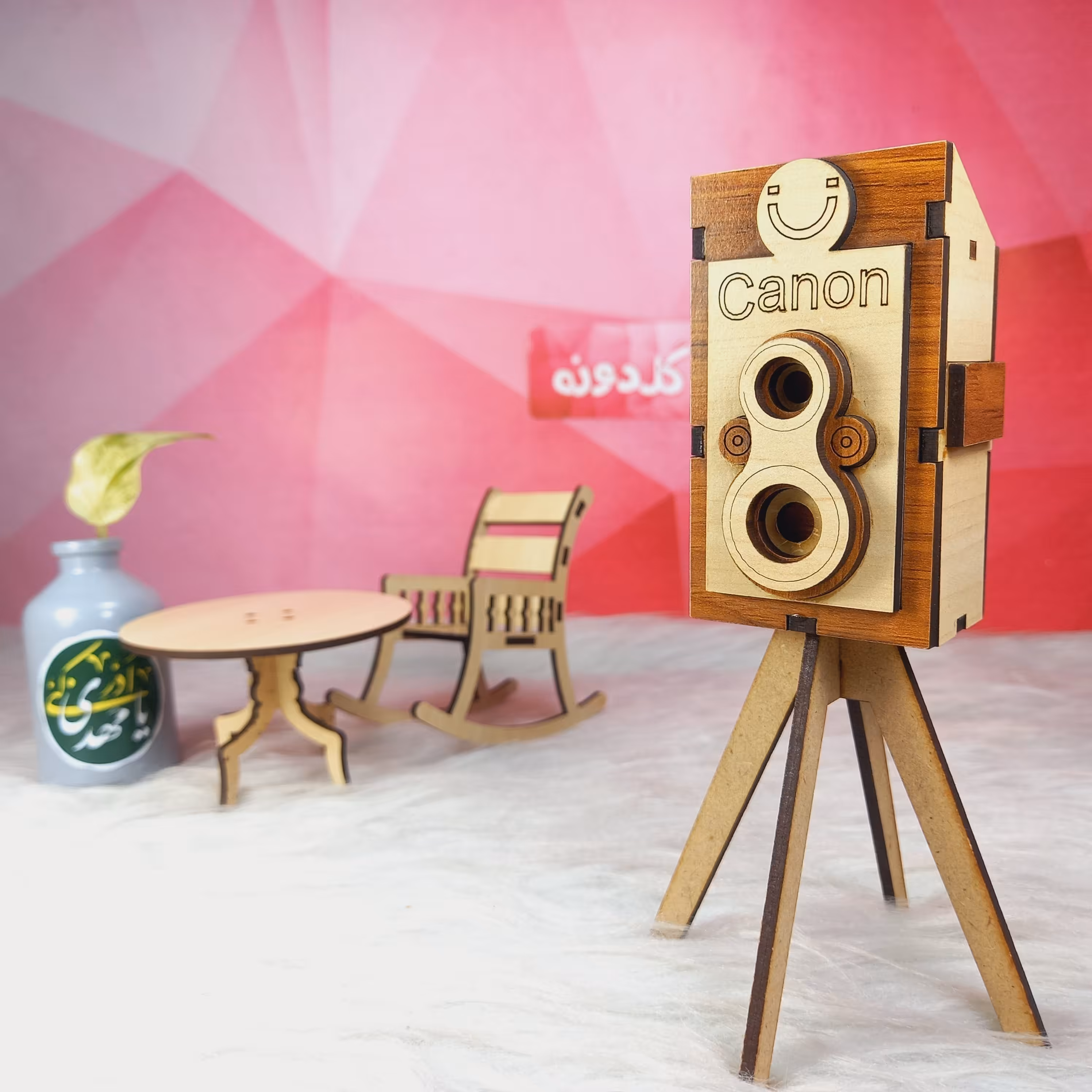 دکوری دوربین چوبی سایز بزرگ-دوربین قدیمی-ماکت دوربین کنن-دوربین کنن-ماکت گلدونه