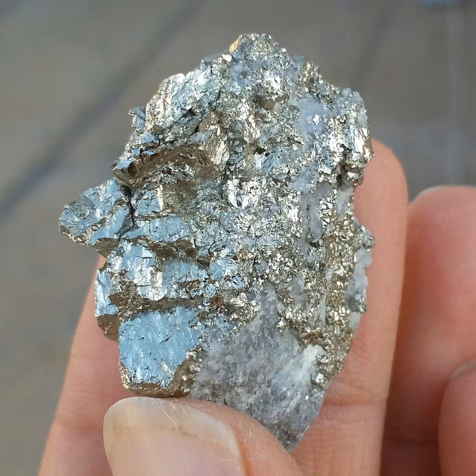 سنگ راف پیریت طلایی همرشدی با بورنیت ملقب به سنگ طلا روی بستر 100 در 100 طبیعی شاهکار خلقت
بی نظیر
کد 9702