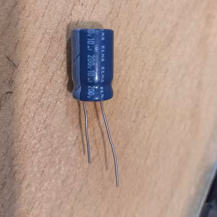 خازن الکترولیت 10 میکرو فاراد 200 ولت پک بسته 30 عددی کد محصول34