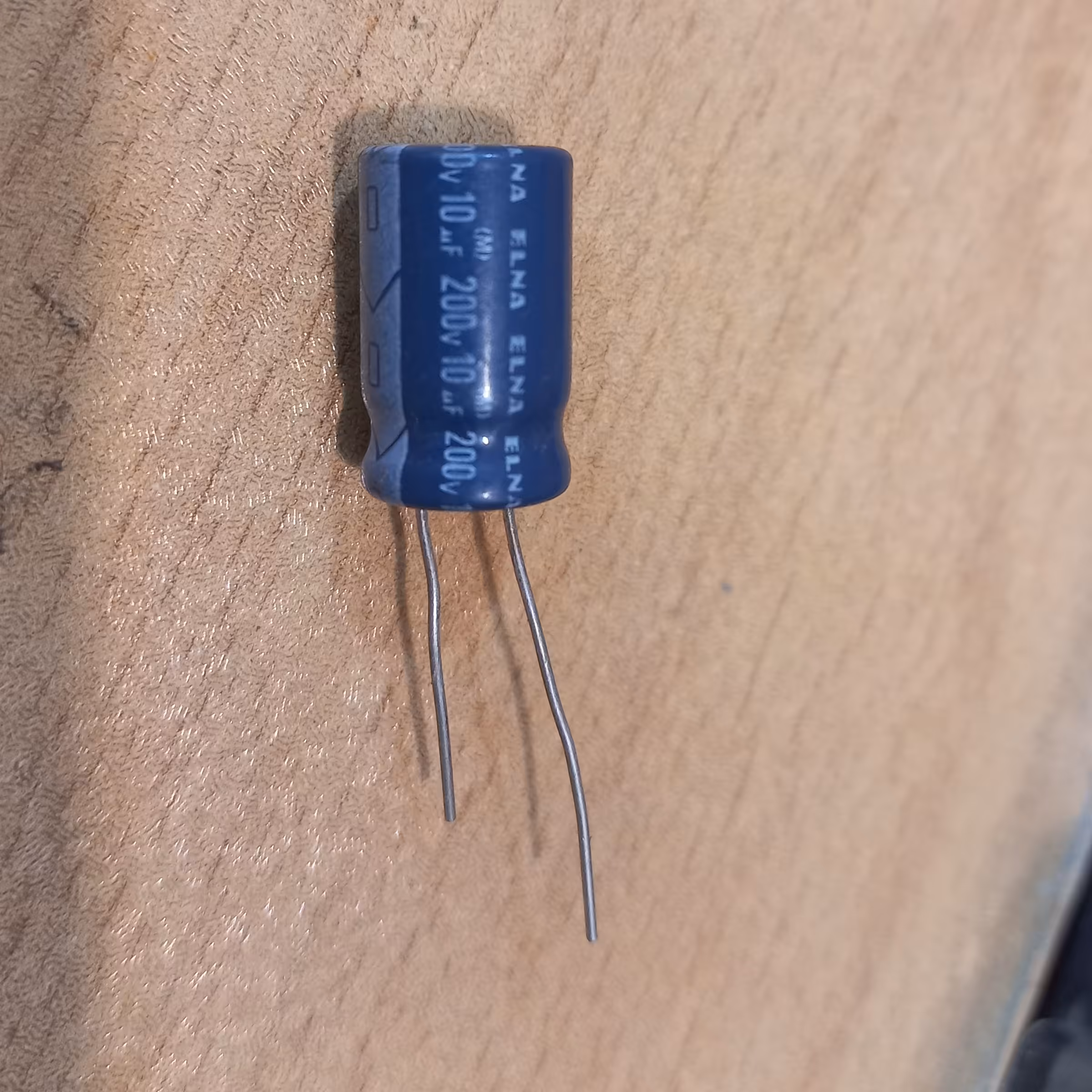 خازن الکترولیت 10 میکرو فاراد 200 ولت پک بسته 30 عددی کد محصول34