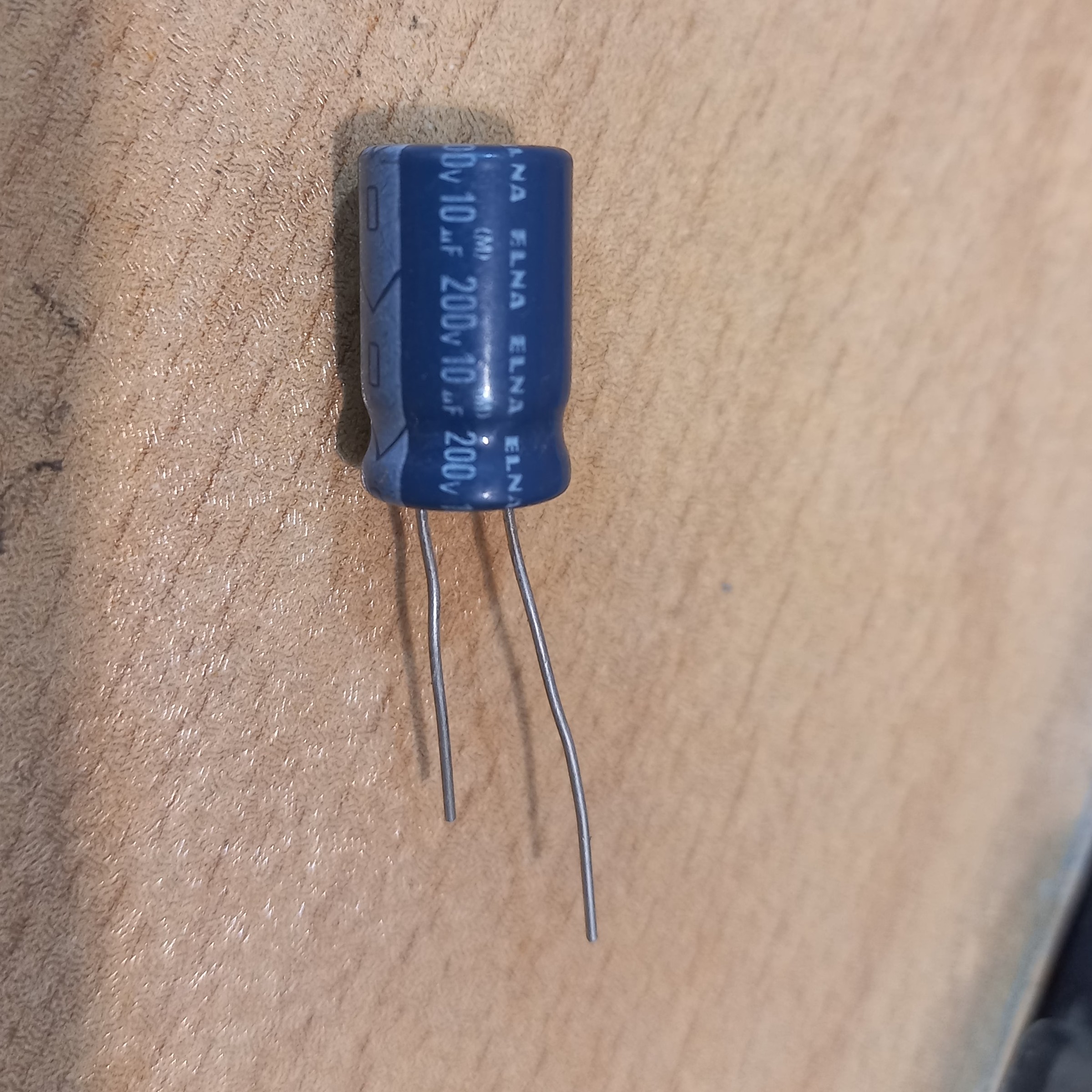 خازن الکترولیت 10 میکرو فاراد 200 ولت پک بسته 30 عددی کد محصول34