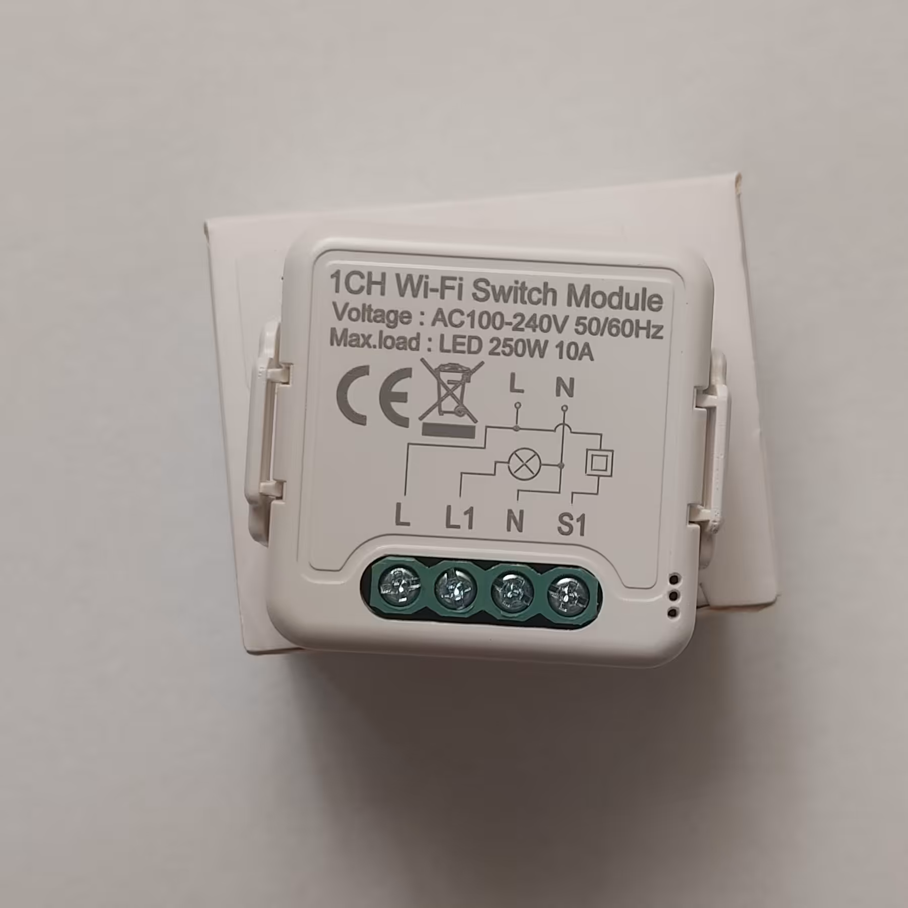 رله هوشمند سفید تک پل با وزن 45 گرم سایز 4 سانت در 3 سانت