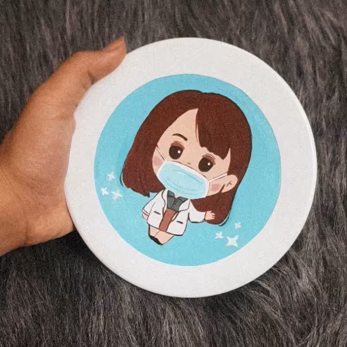 بشقاب سفالی دیوارکوب دکتر کوچولو سایز 15 رنگ سفید ابی