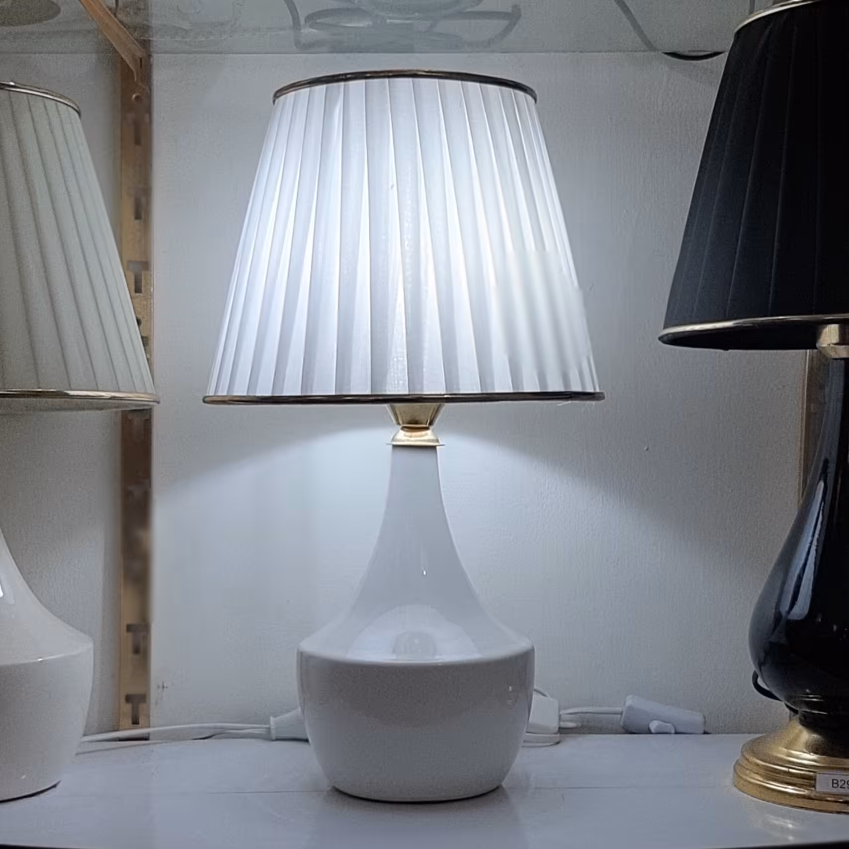 آباژور  رومیزی سرامیک لعاب سفید صدفی کد B17