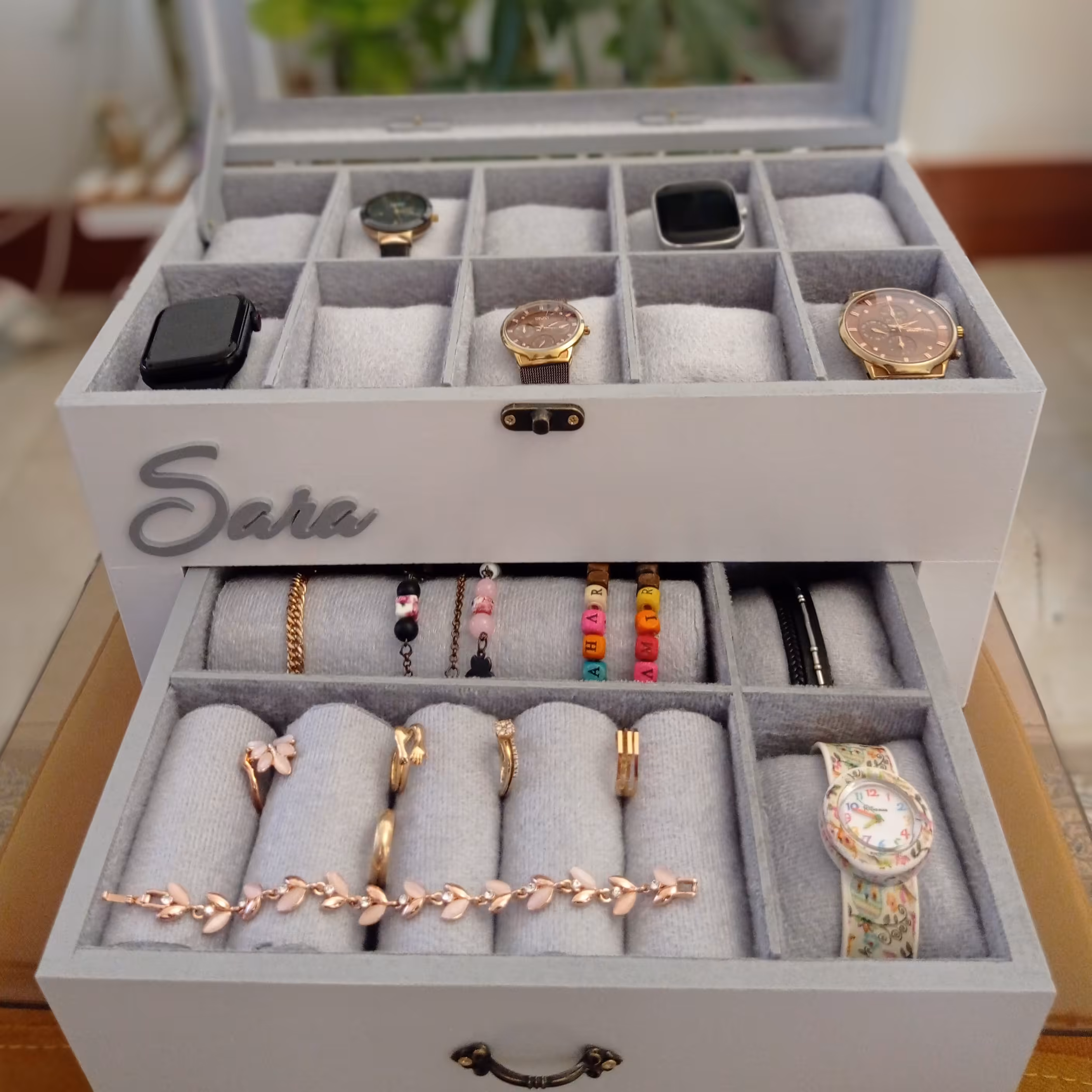 جعبه ساعت 2 طبقه 18 خانه با رنگ دلخواه.تقسیمات داخلی قابل تغییر است.هزینه باکس شامل رنگ،مخمل کشی، رول انگشتر و دستبند