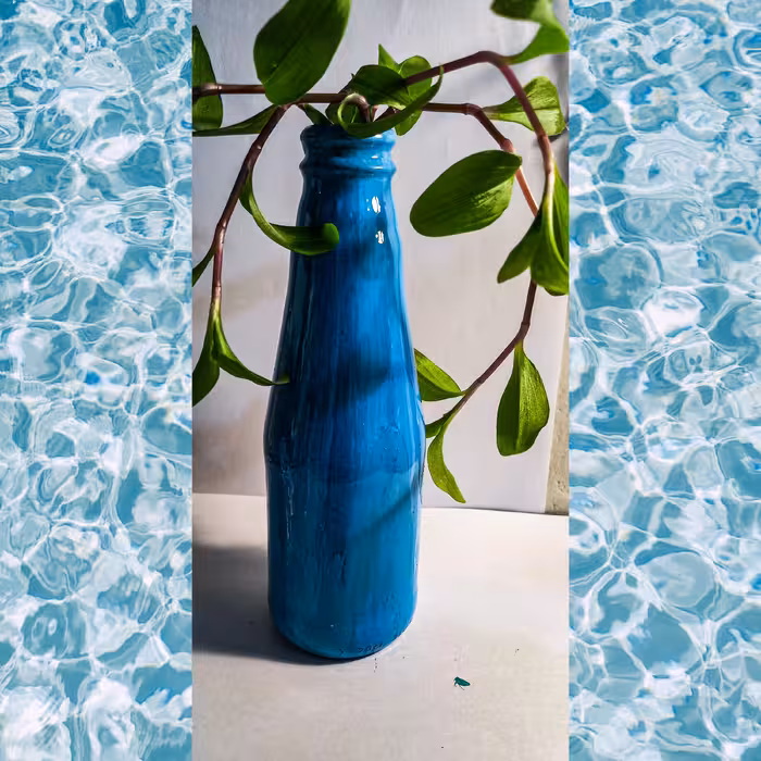 گلدان شیشه ای رنگ روغنی سفید و آبی کم رنگ (17سانت)