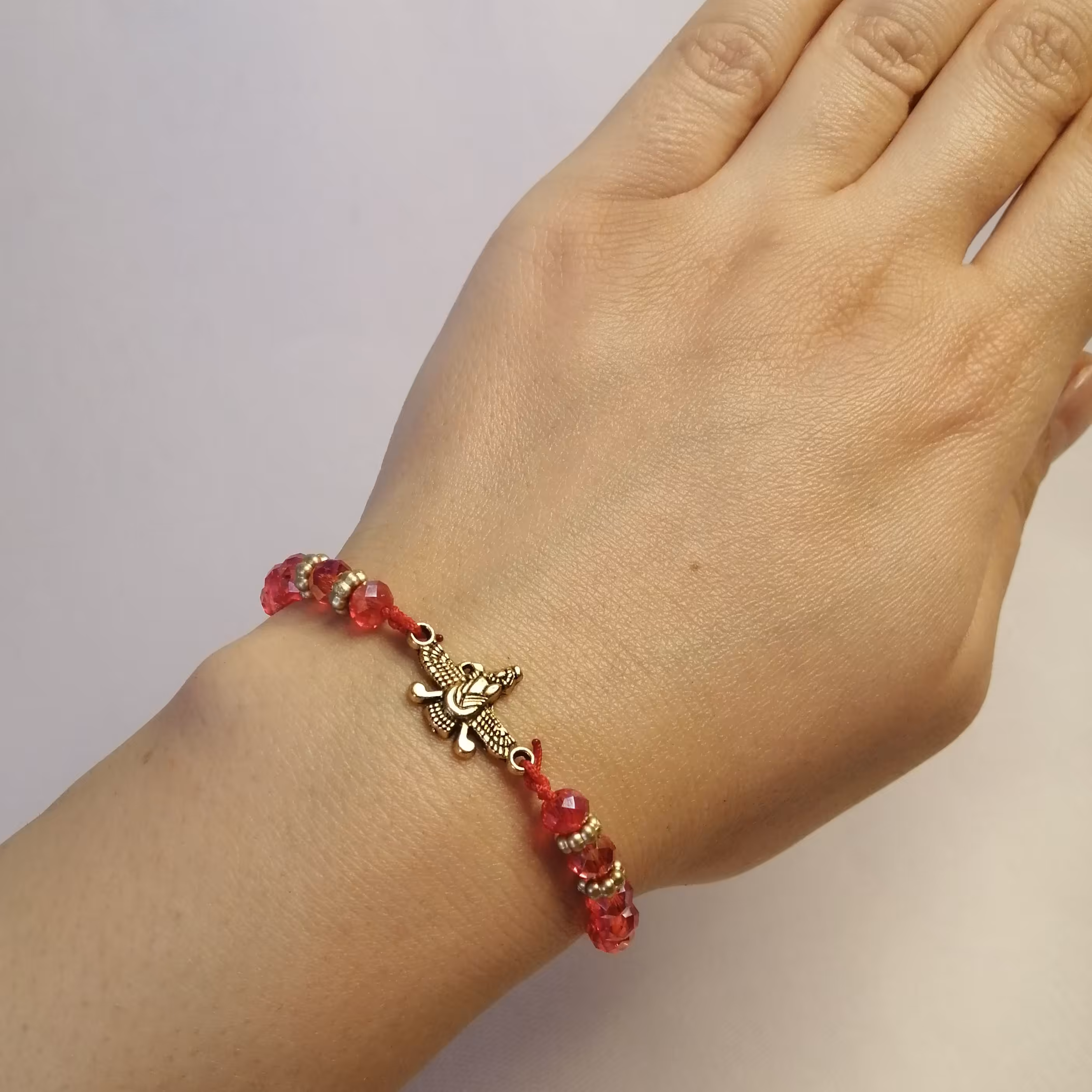 دستبند پلاک دار مهره ای قرمز طرح 4