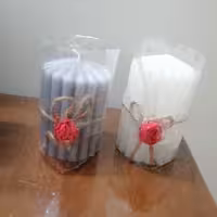 پک شمع استوانه ای شیار دار دردو رنگ طوسی و سفید مناسب سفره هفت سین 