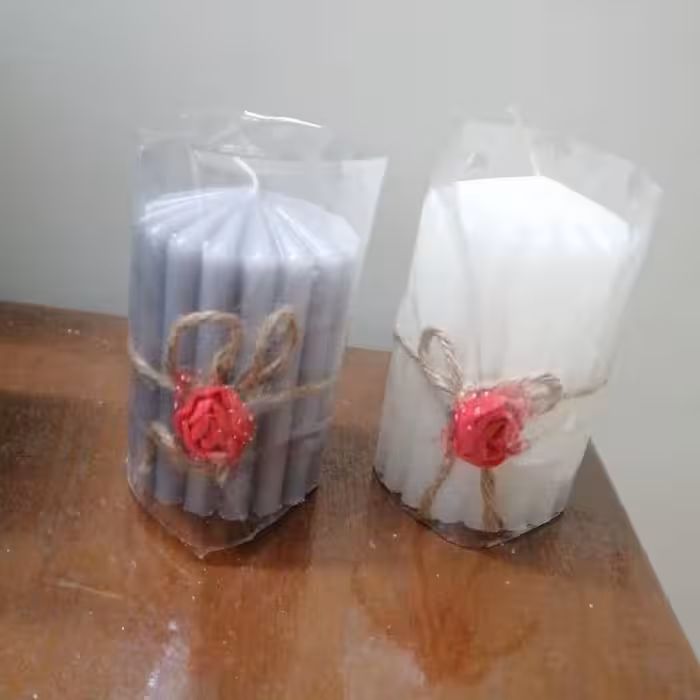 پک شمع استوانه ای شیار دار دردو رنگ طوسی و سفید مناسب سفره هفت سین 