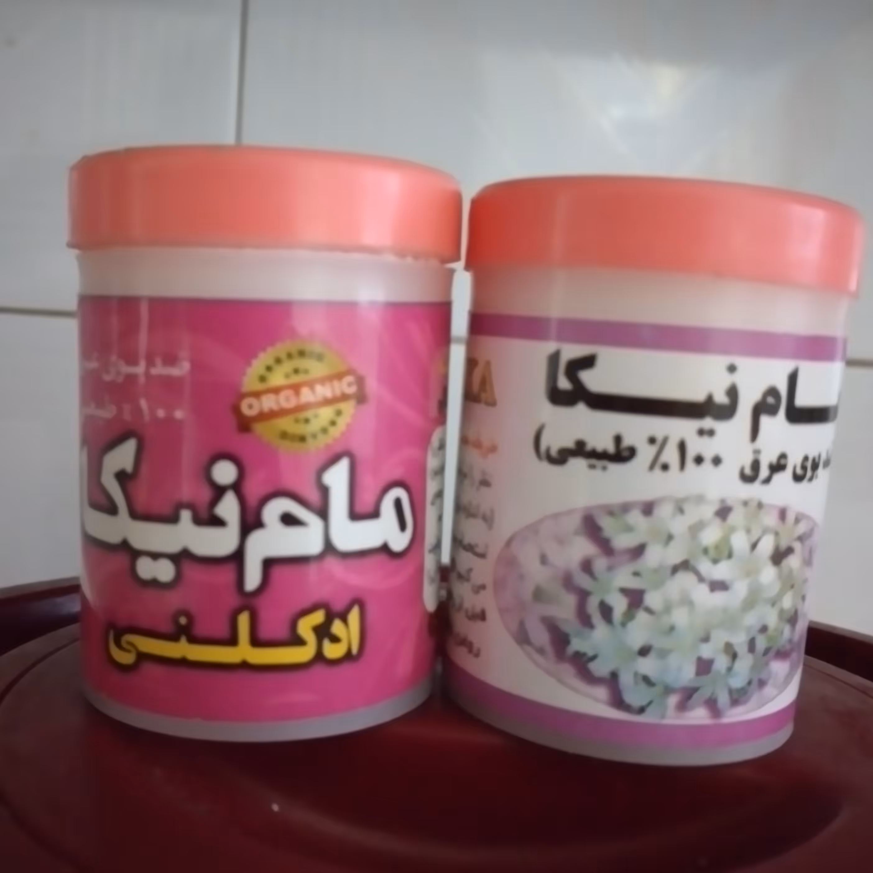 مام پودری نیکا      دارای رایحه ادکلنی،نرگس،یاس،همیشه بهار