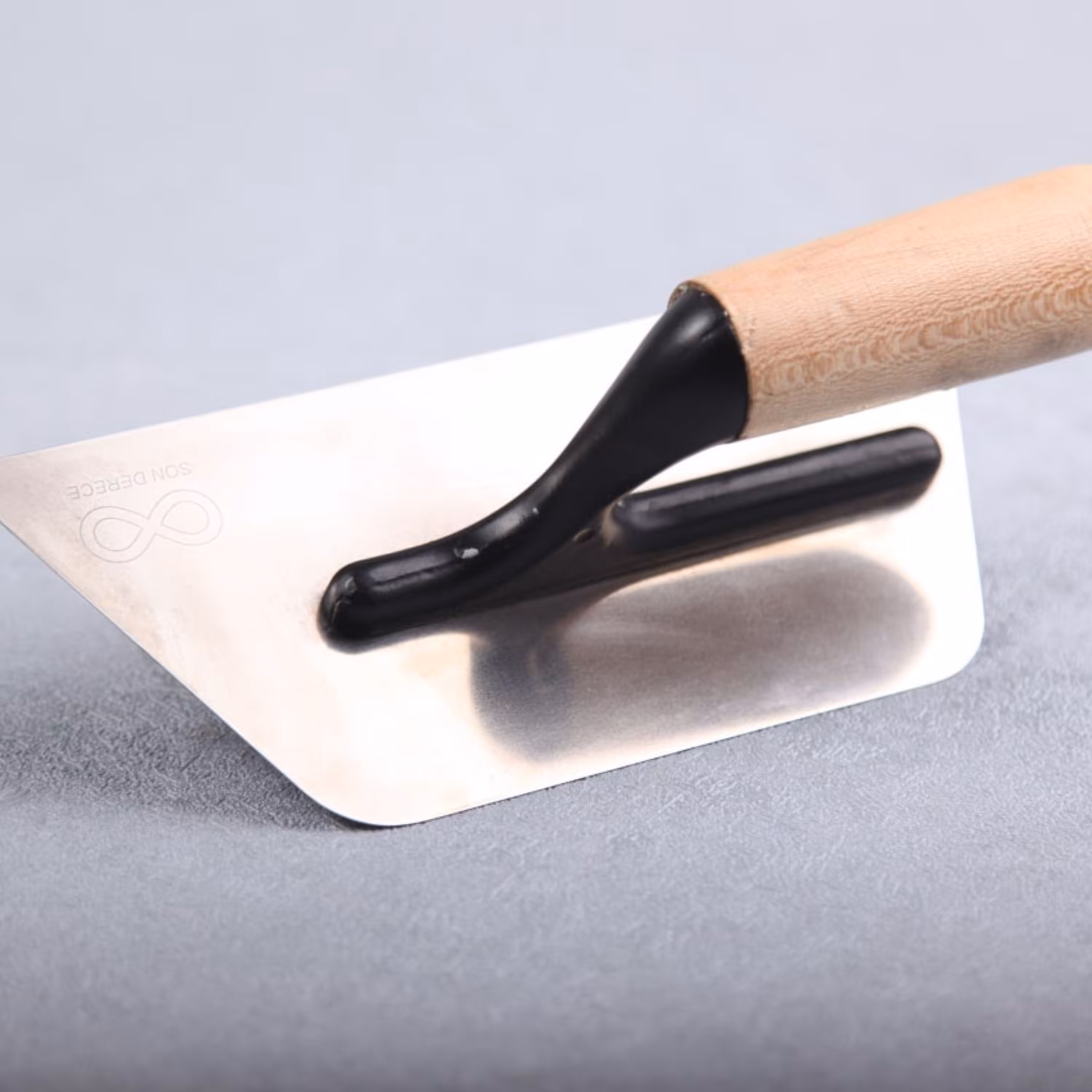 ماله استیل ذوزنقه 240در160در100 میلی متر به وزن 240گرم با  دسته آلومینیومی و 6 ض