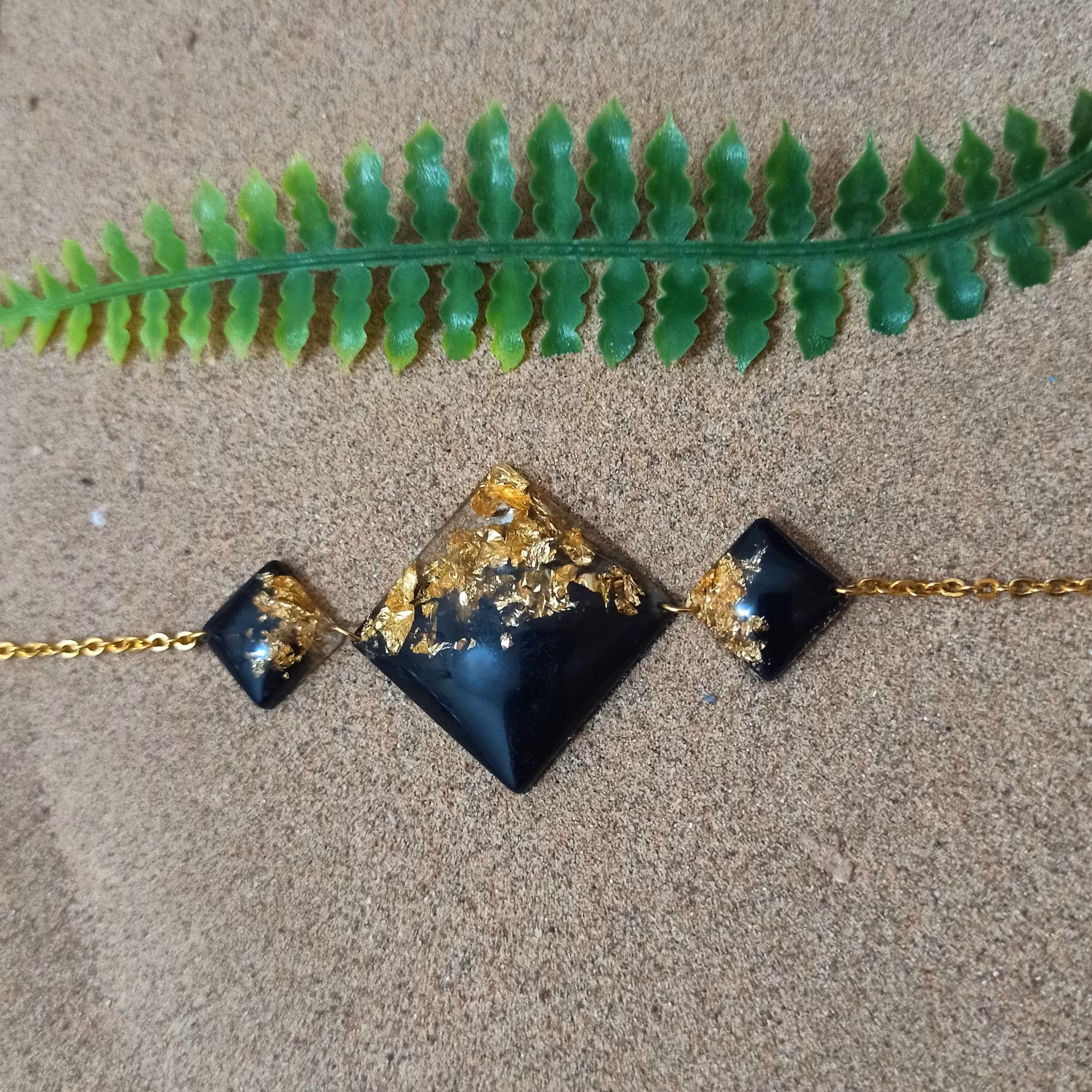 دستبند دستساز رزینی(مشکی_طلایی)