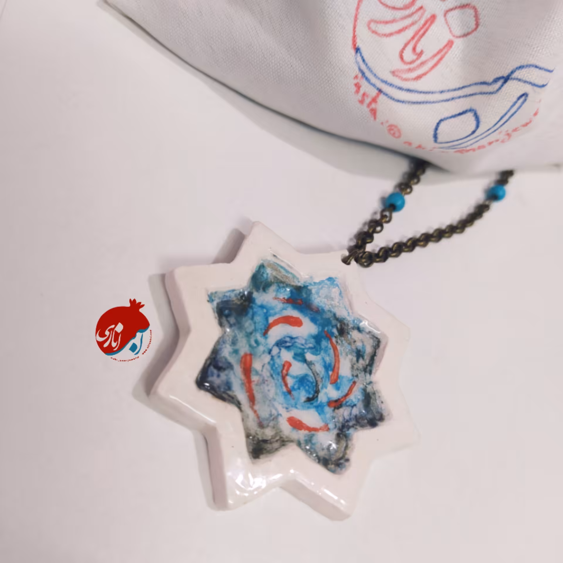 گردنبند  شمسه طرح حوض ماهی جنس سرامیک و لعاب خورده پخته شده در کوره