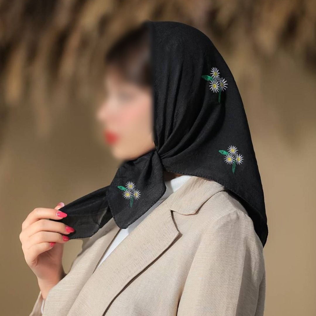 مینی اسکارف باندانا مشکی گلدوزی با گل بابونه با ارسال رایگان
