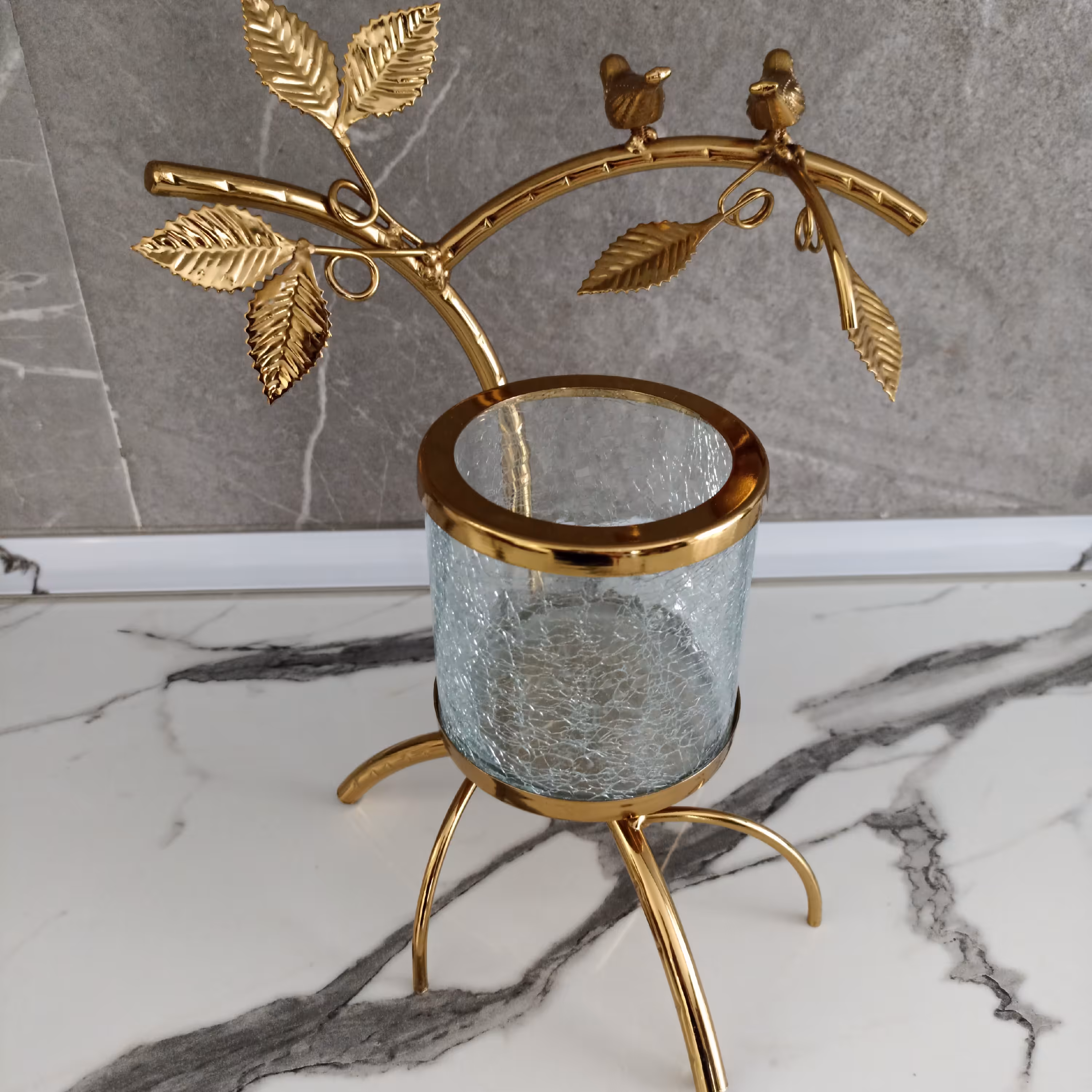 شمعدان مدل برگ رزی طلایی                   