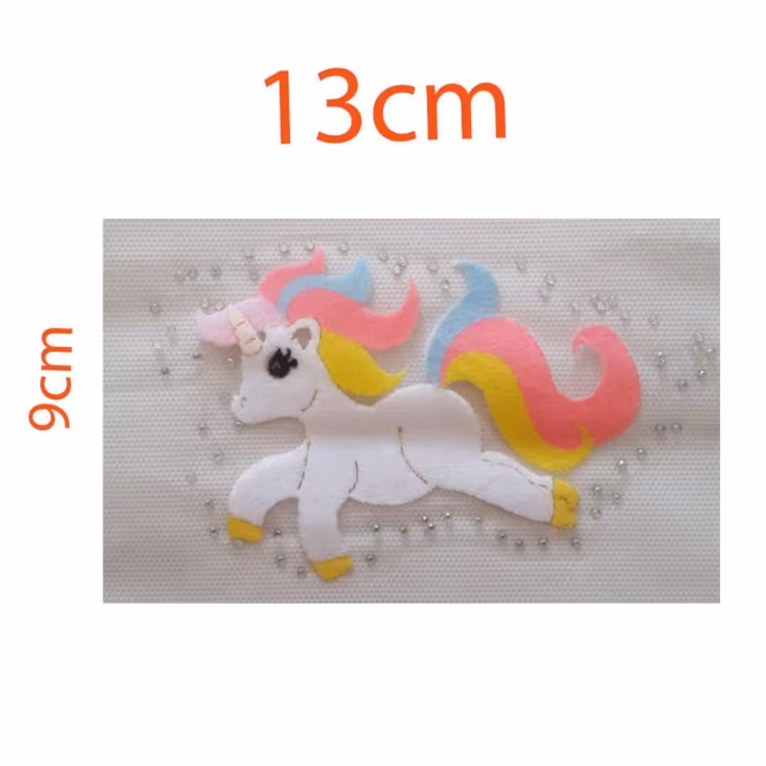 استیکر  جنس نمدی پشت چسب دار طرح اسب تک شاخ .مناسب برای لباس کودک و نوجوان ابعاد 13 در 9 سانتی متر