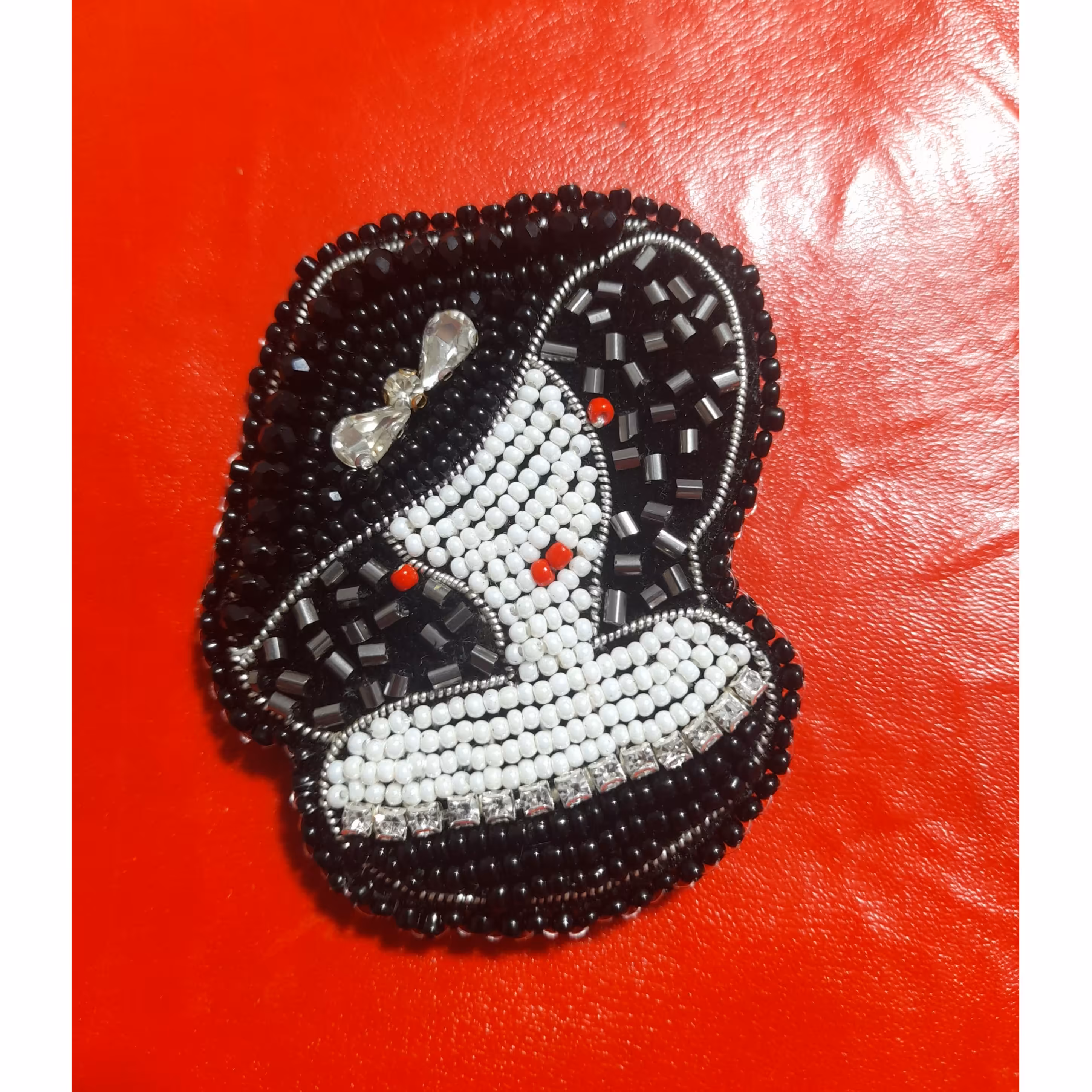 گل سینه طرح دختر  منجوق دوزی شده بسیار جذااب