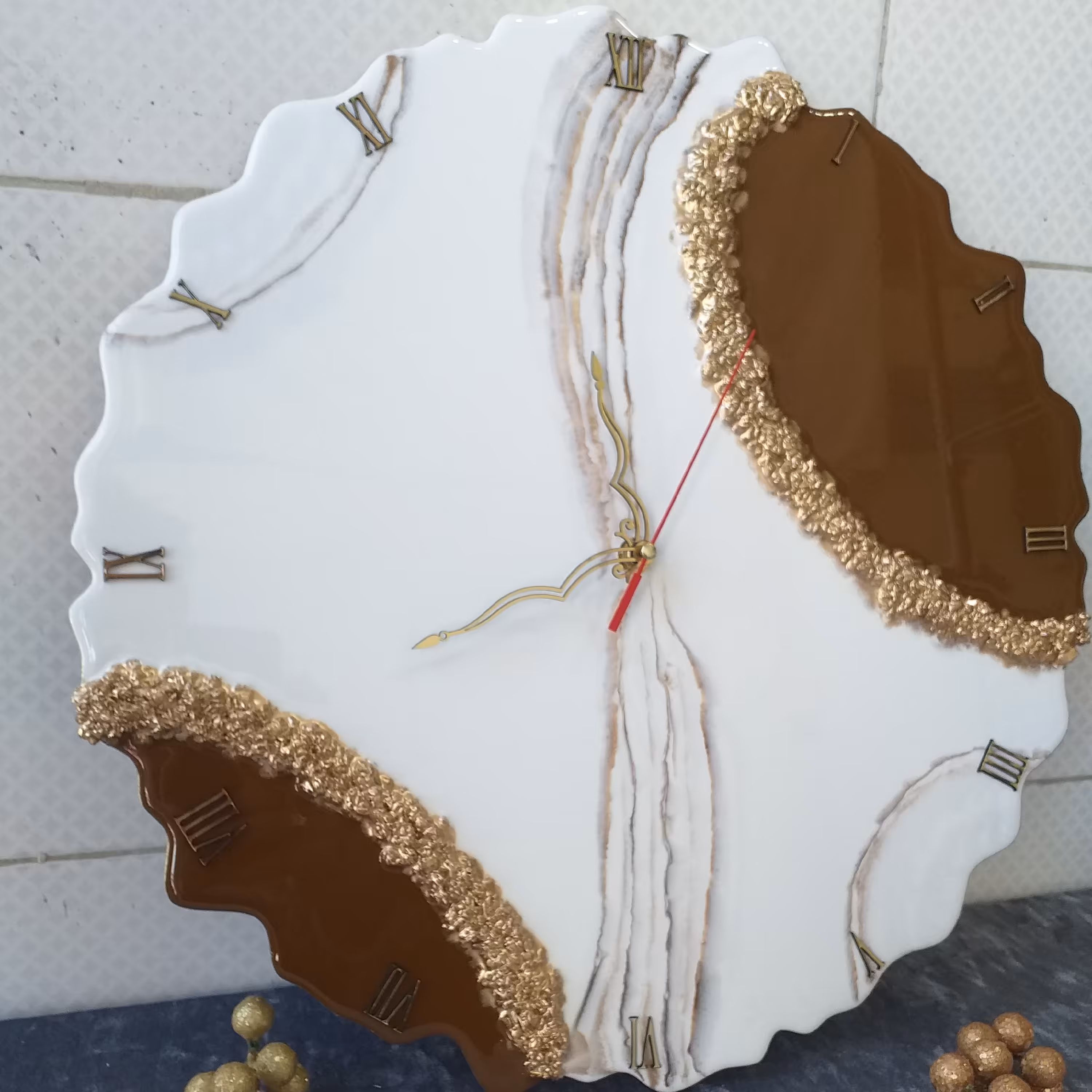 ساعت رزینی دفرمه  نسکافه ای و سفید با سنگ ژئود 