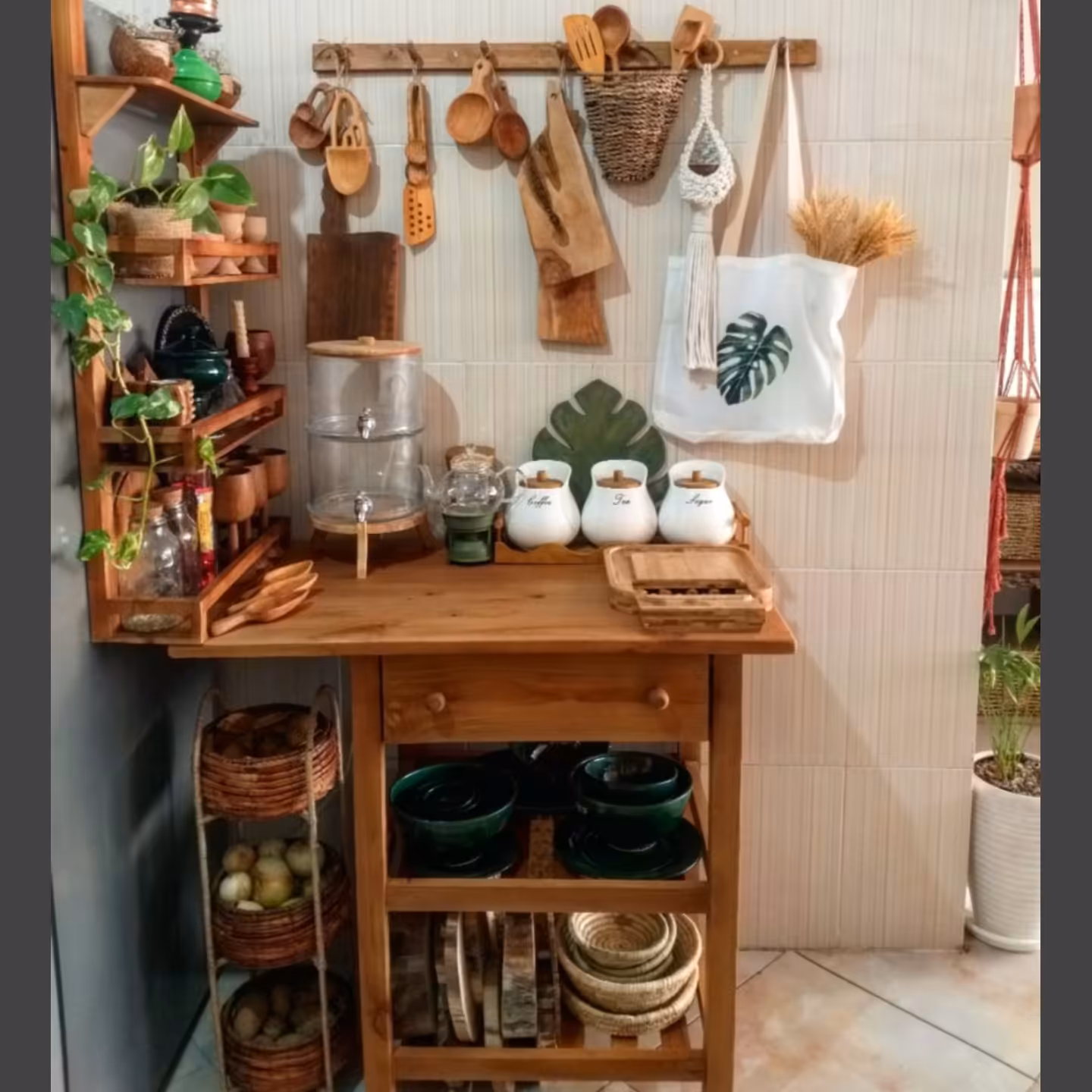 میز بار ، میز اسپرسو ساز به همراه استند آویز یخچال و کمد و قلاب آویز وسایل آشپزخانه