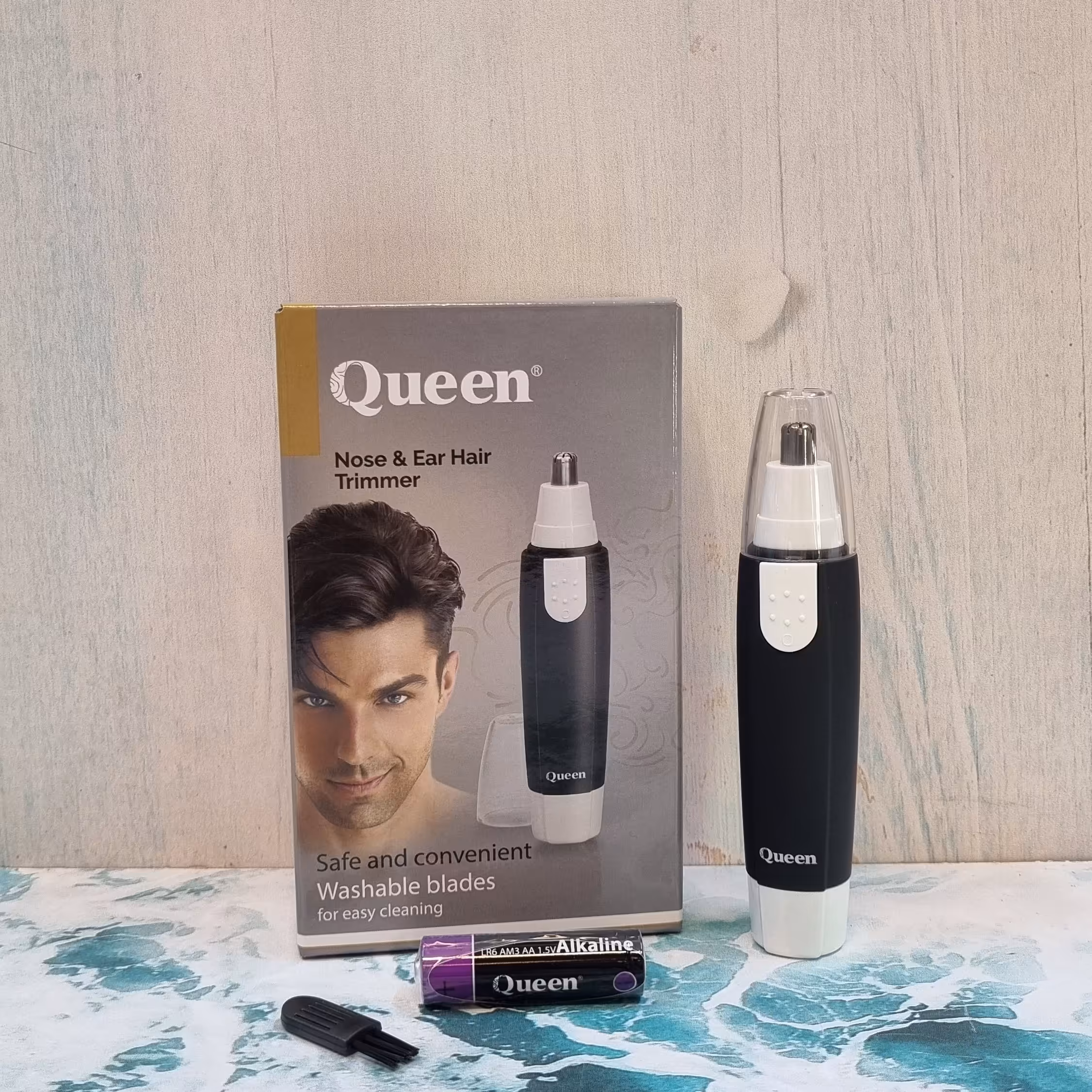 مو زن بینی و گوش کوئین