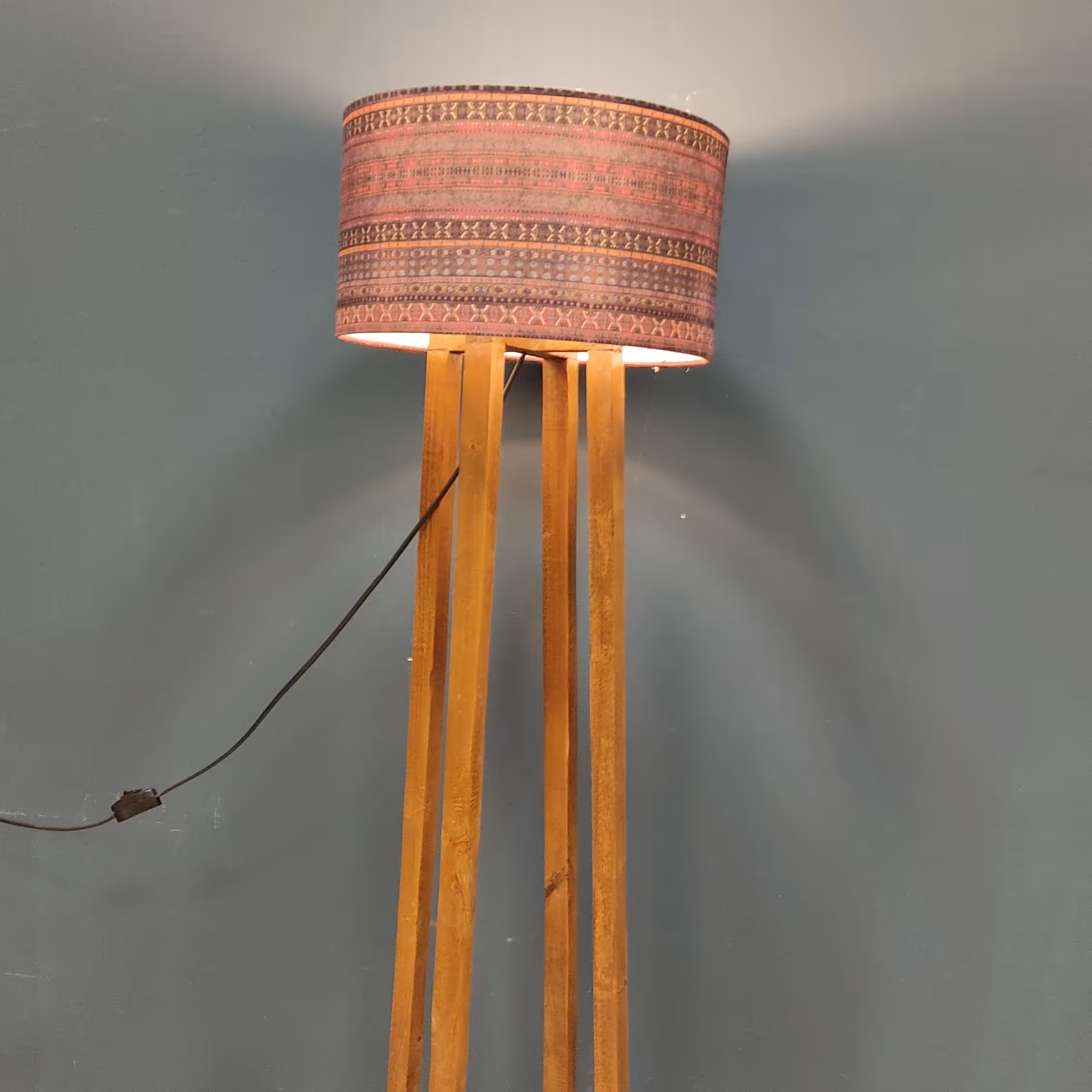 آباژور چوبی کنار سالنی