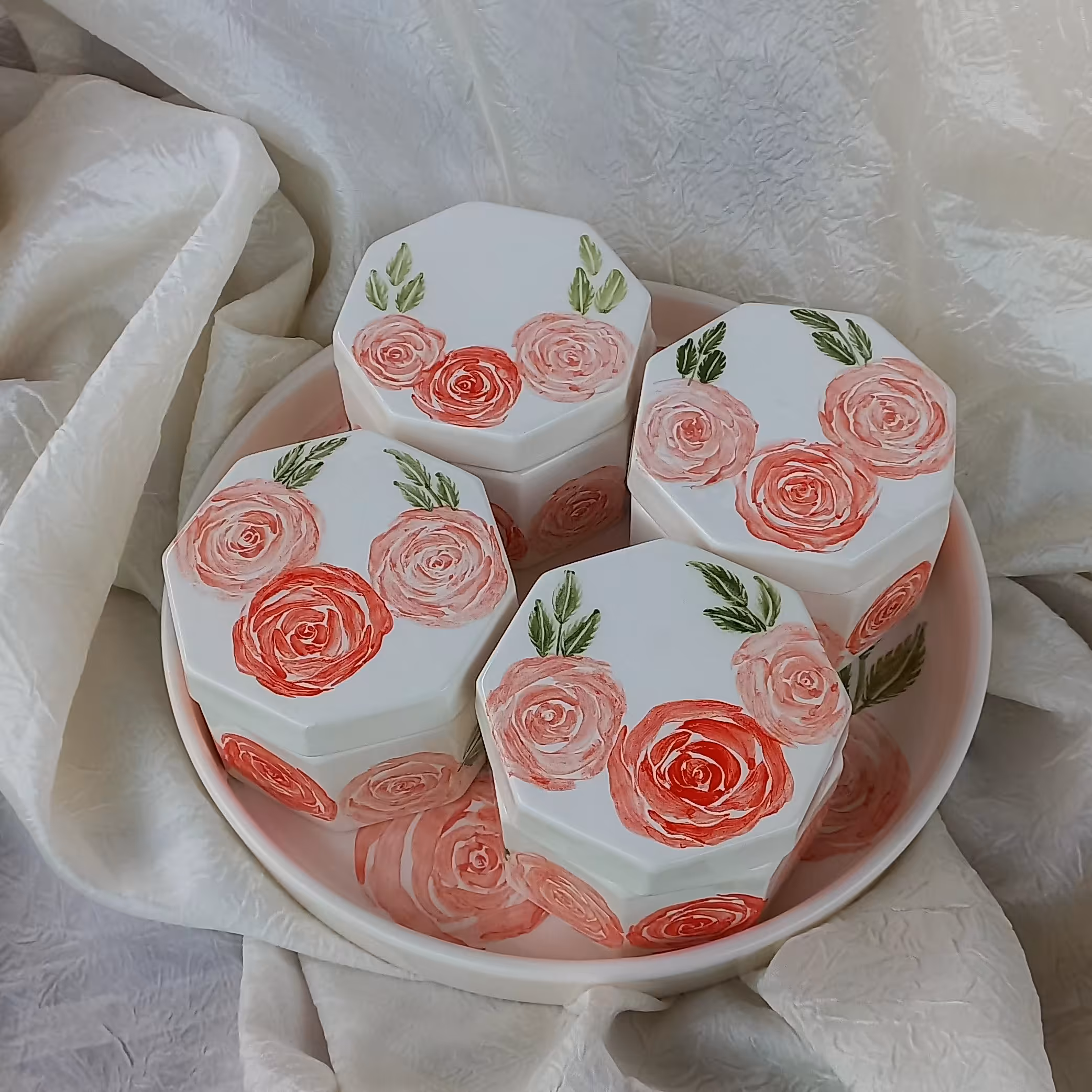 ست پذیرایی طرح گل سرخ سرامیکی( سینی گرد و چهار شکلات خوری شش ضلعی) 