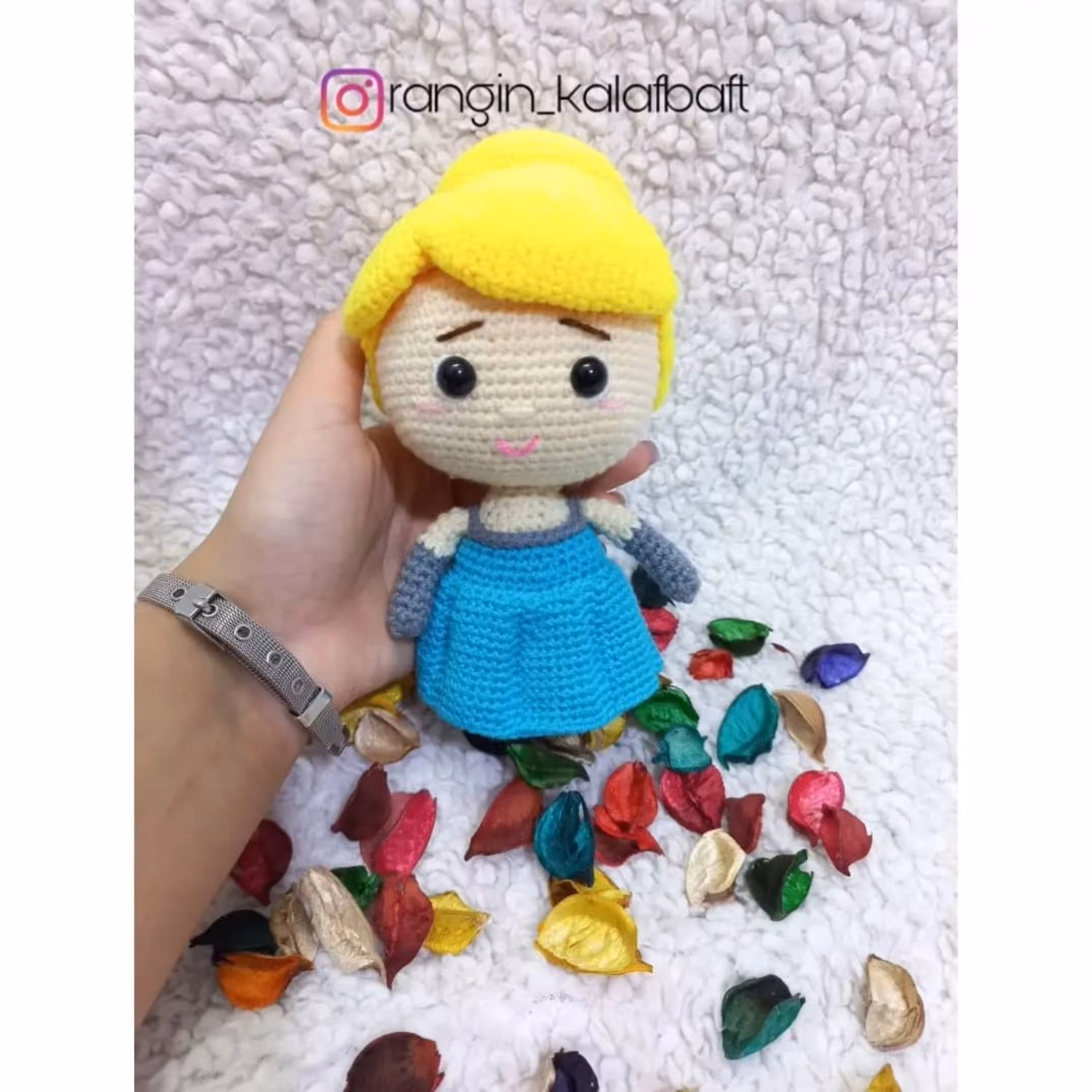 عروسک پرنسس مو طلایی بافتنی دست بافت فانتزی  شیک کادو تولد هدیه  کله زرد کاکلی 
