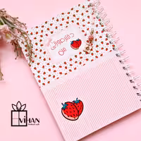 دفتر فانتزی طرح توت فرتگی با روکش سلفون براق، همراه با آویز فانتزی 