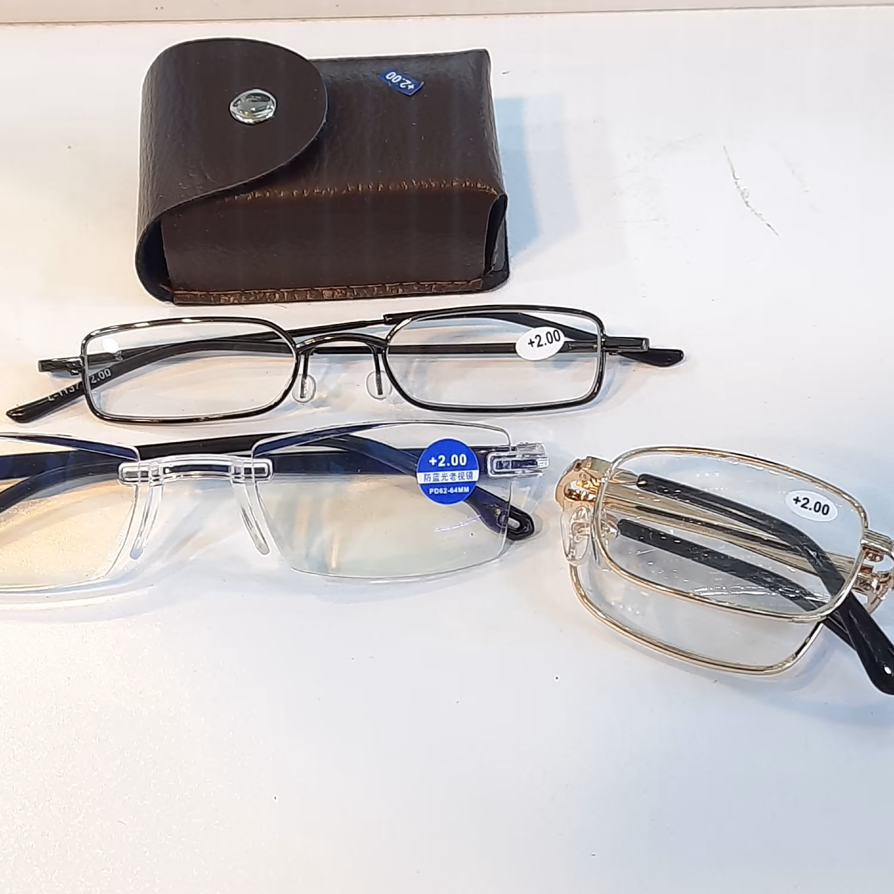 ست سه عددی عینک مطالعه  با نمره مثبت 2 همراه با جلد  عینک 