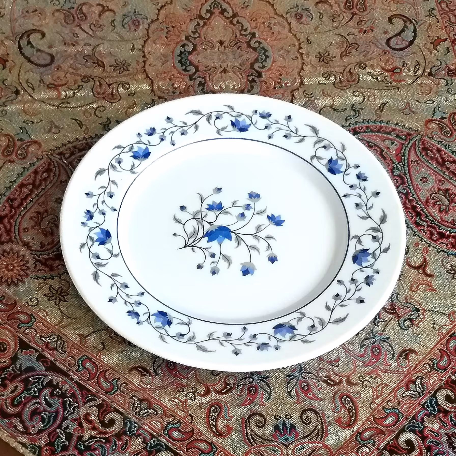 یک دست  بشقاب پیش دستی   ملامین طرح گل (6عدد)  .بشقاب پلو خوری هم داره که تو غرفه گذاشتم.  کاسه و دیس هم موجود است 