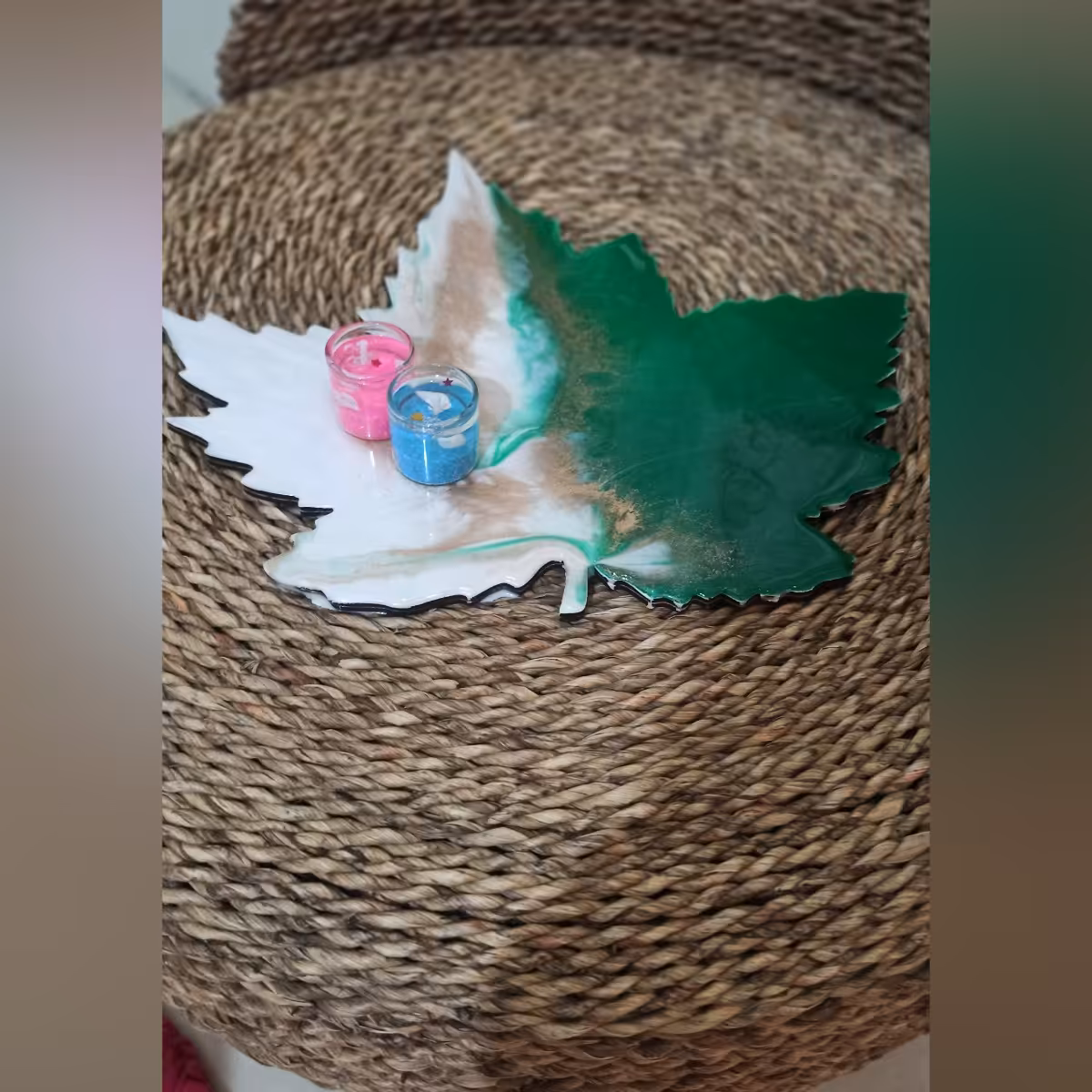 استند رزینی بیس چوبی طرح برگ دو رنگ وزن 300گرم و قابل اجرا در سایزهای کوچکتر و یا بزرگتر