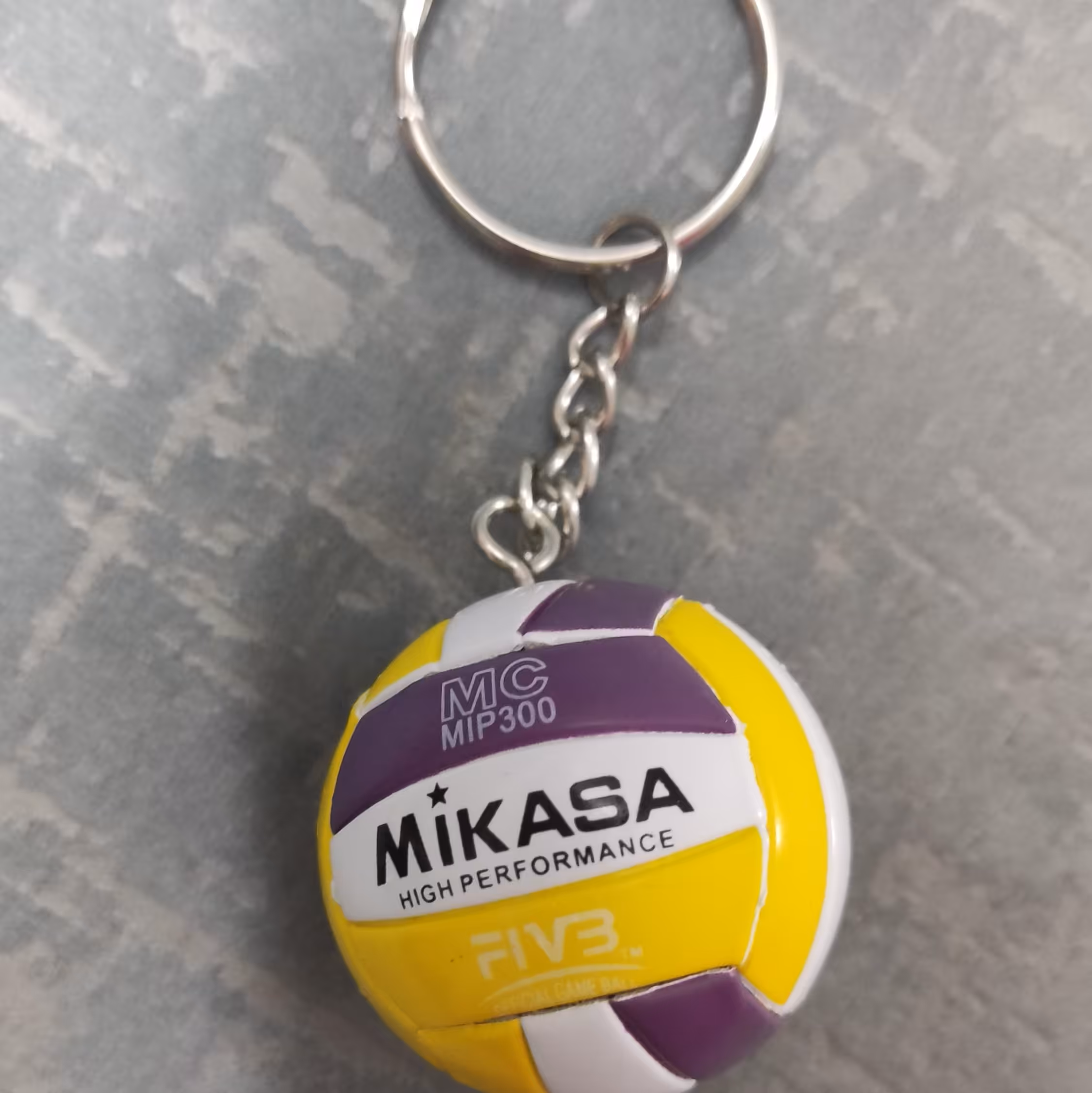 جاکلیدی طرح توپ والیبال میکاسا زنانه مردانه سایز بزرگ ترکیب رنگ بنفش ،سفید و زرد 