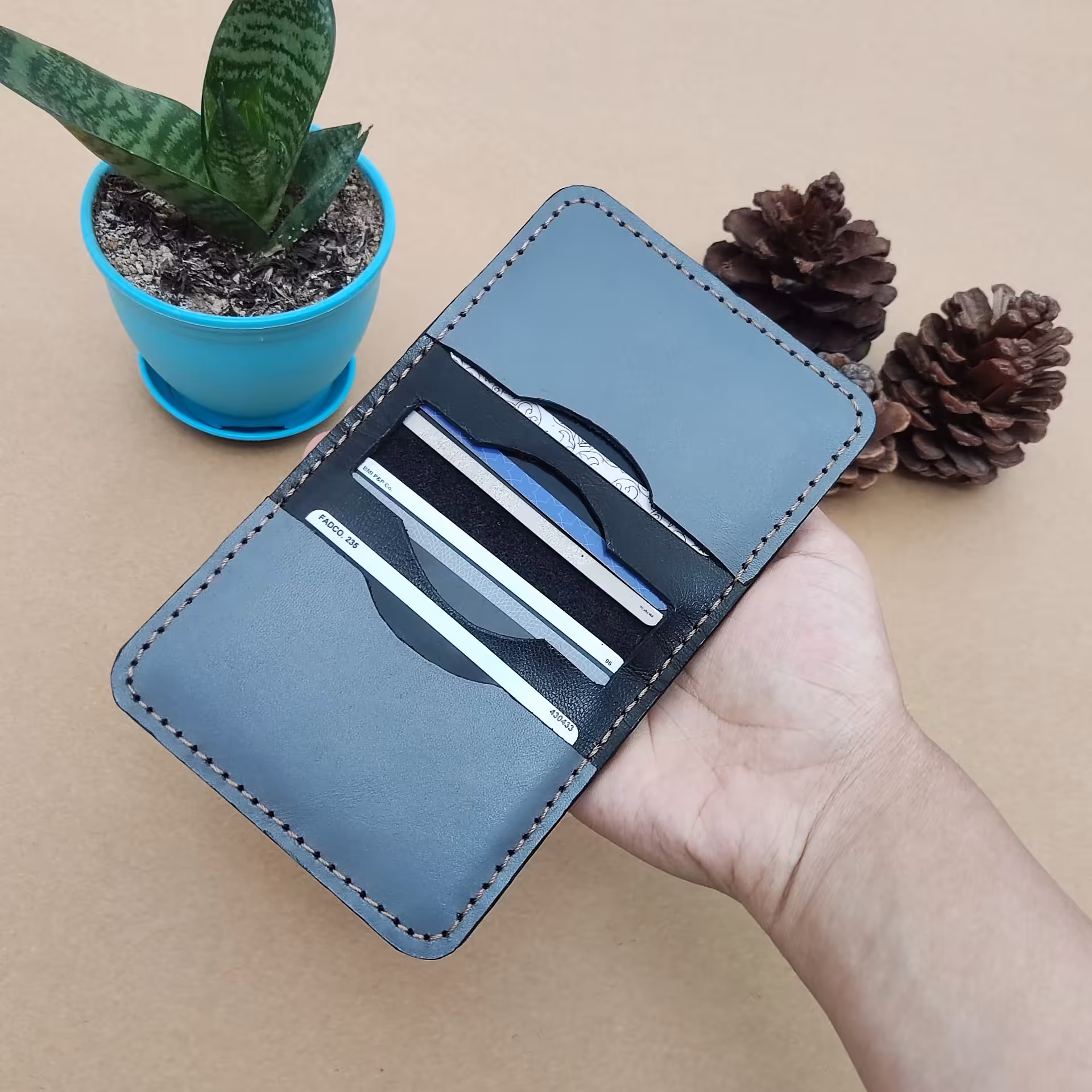 جاکارتی مردانه و زنانه چرم طبیعی سوپر بزی و گاوی کاملا دست ساز و دست دوز  .