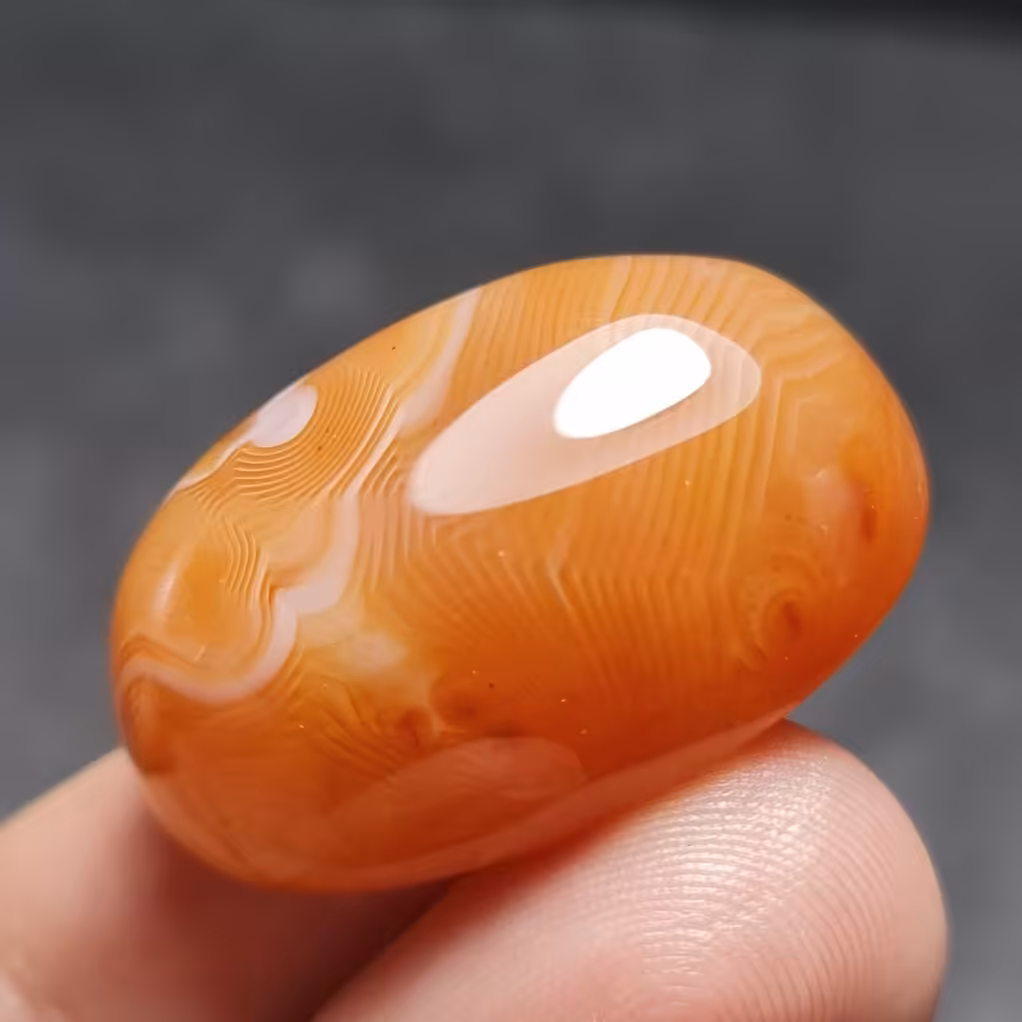  نگین درشت فوق العاده زیبای سنگ عقیق خوش رنگ اصل معدنی ابعاد 30 در 20 میلیمتر 
کد  27587