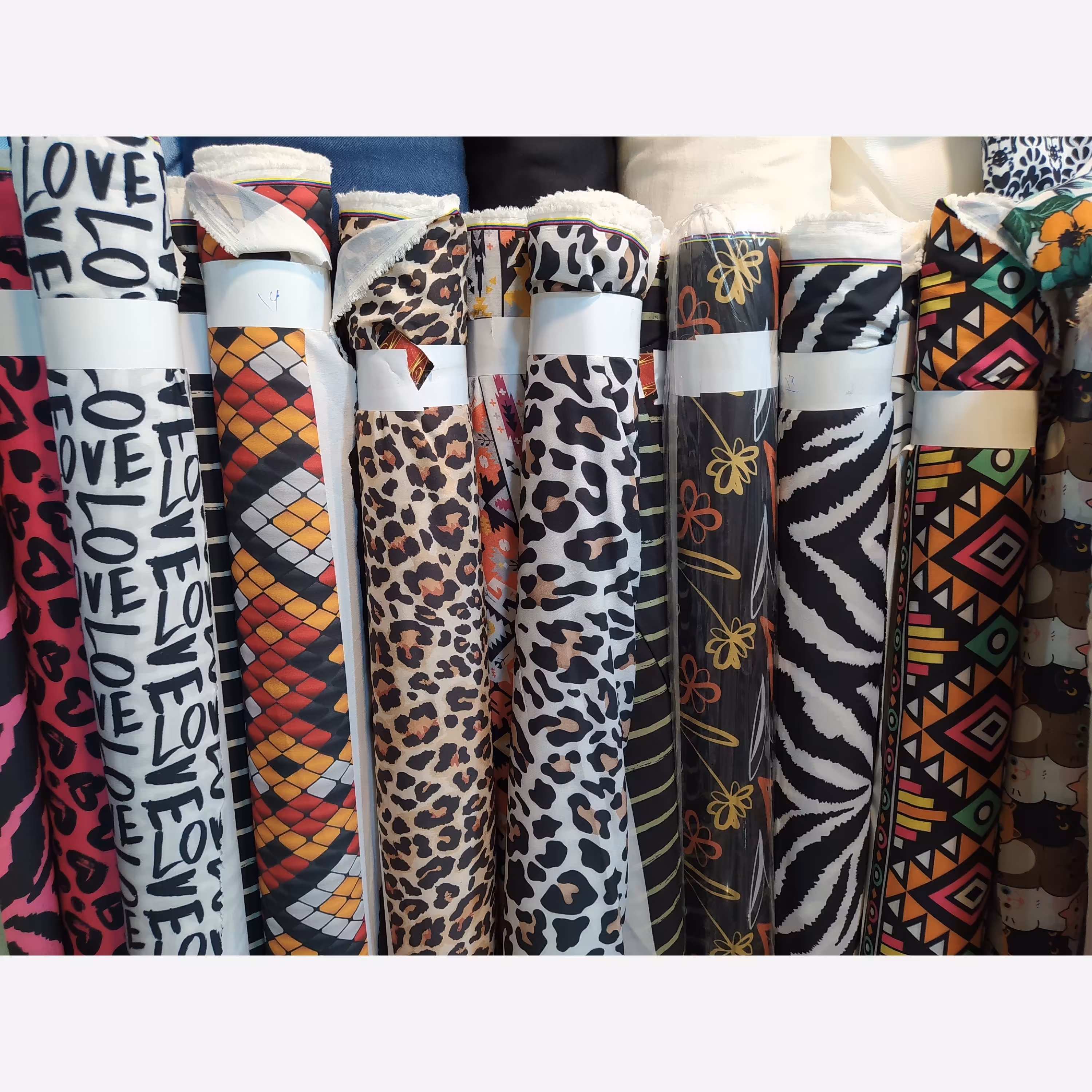 پارچه بوگاتی پلاس ( سوپرسافت )مناسب جهت انواع شومیز، تونیک، مانتو،دامن، شلوار، پیراهن،چادر . . .قیمت به ازای هر ده سانت