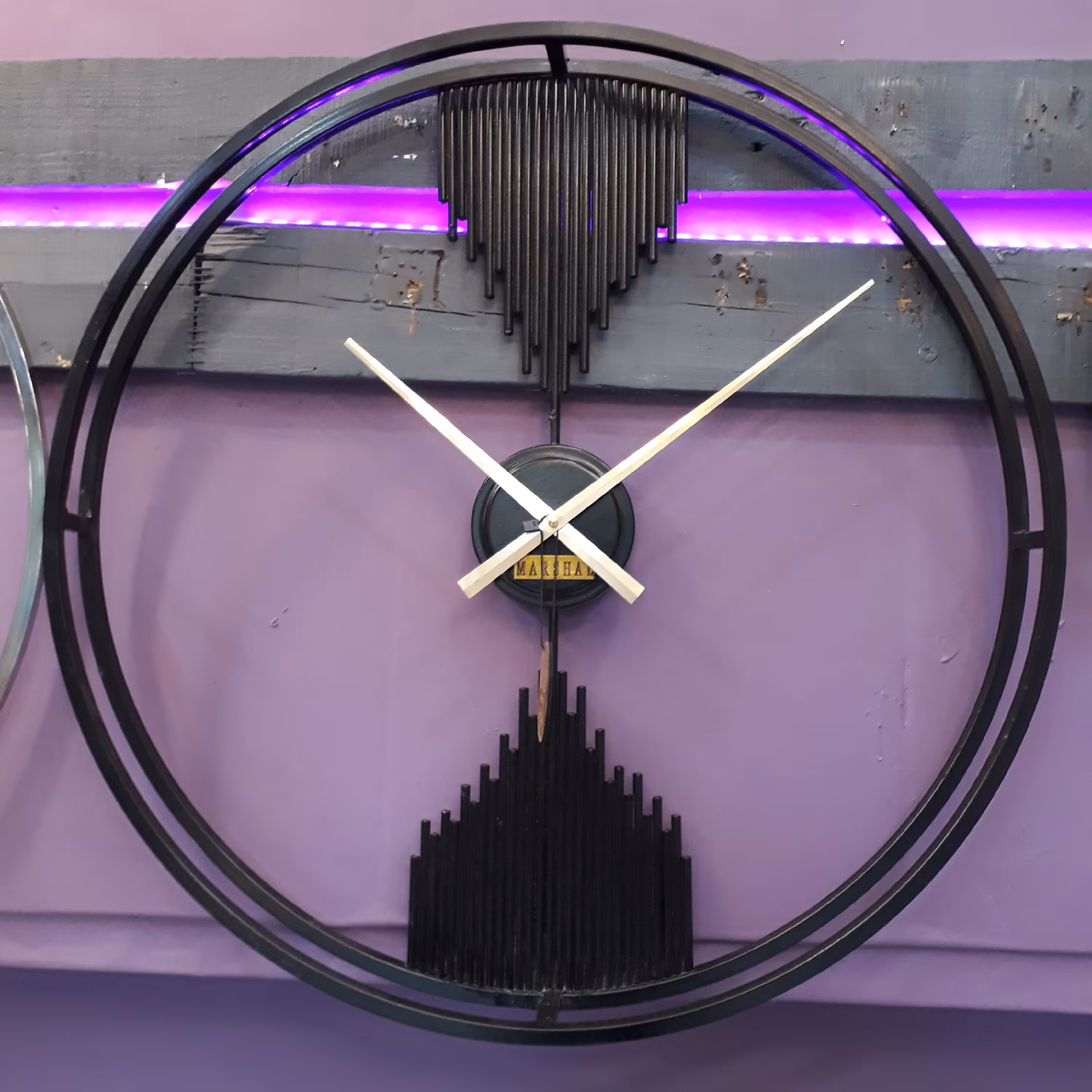 ساعت دیواری فلزی نئوکلاسیک موتور آرامگرد 