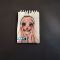 دفترچه یادداشت سیمی طلقی 80 برگ شفیعی - طرح دختر کلاه آبی  کد66