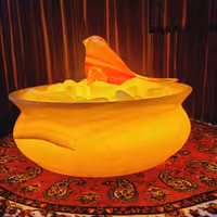 آبنما سنگ مرمر در دو رنگ سفید و پرتقالی به همراه گنجشک رنگی شیشه ای