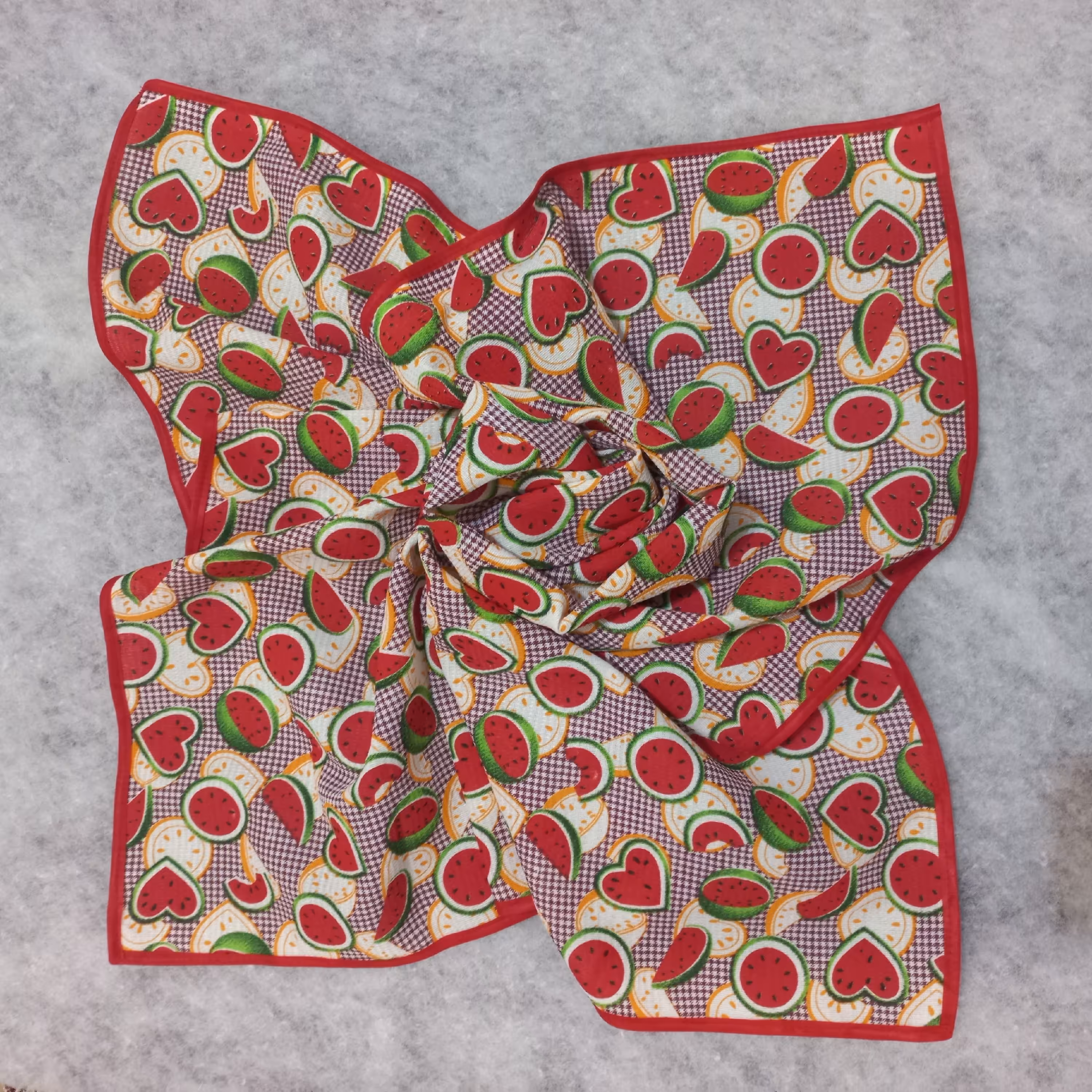 سفره پارچه ای توردوزی شده. تک لایه 70در70 سانت. 