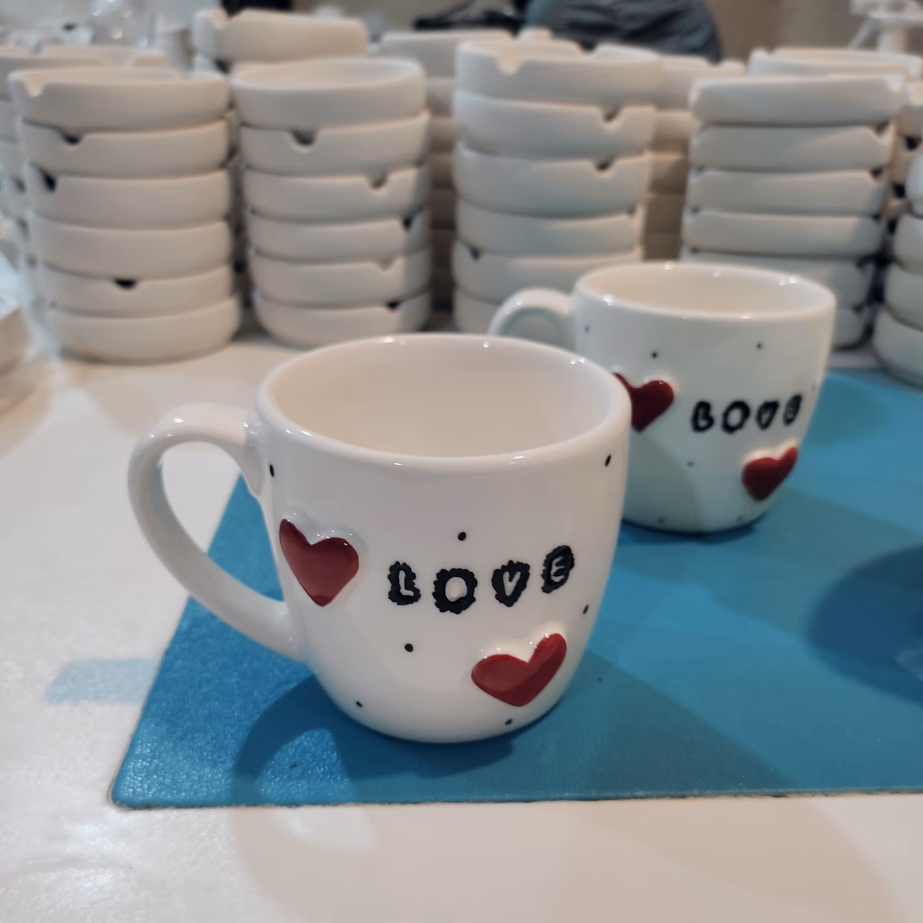 سفال صنایع دستی ماگ برجسته فنجان سرامیکی طرح زیر لعابی قیمت عمده دونه ای 59 تومان ارتفاع هشت سانت