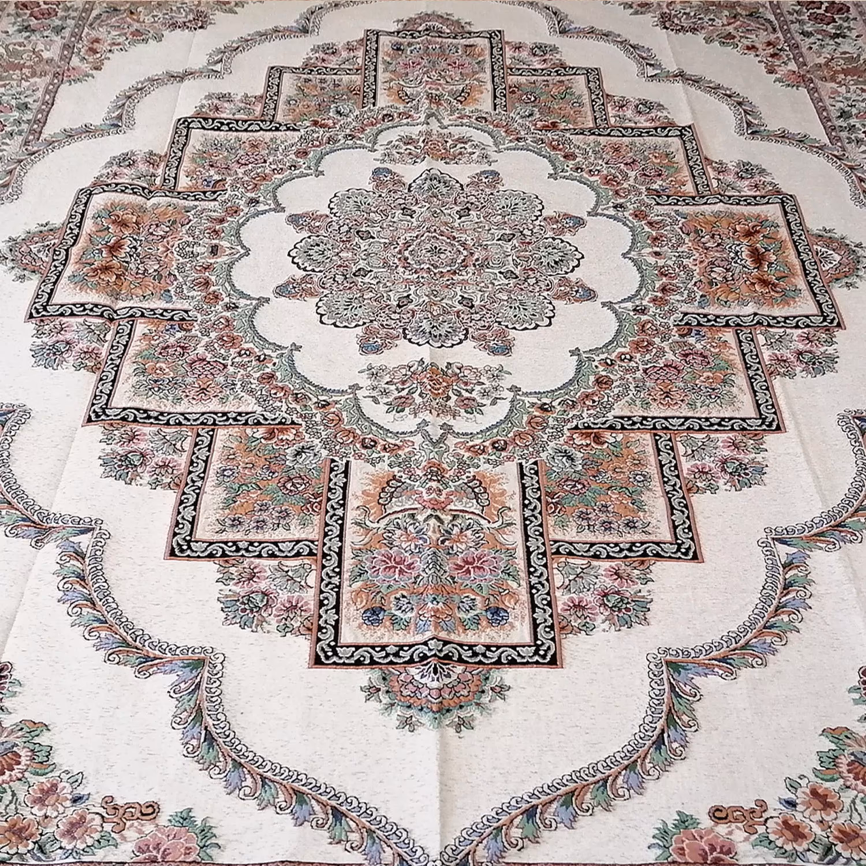 روفرشی 12 متری مخمل زرکدار کرم طرح زیبای حوض نقره