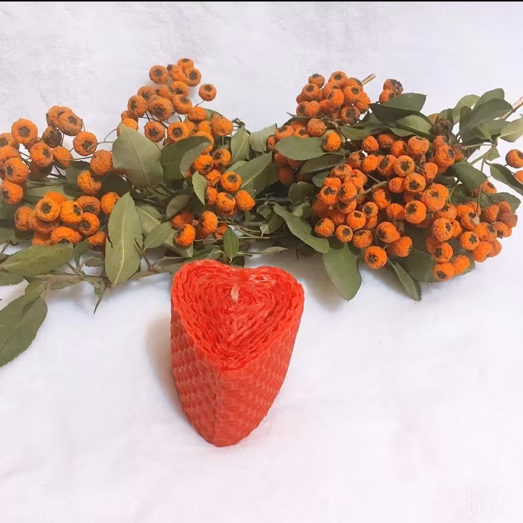 شمع موم عسلی قلبی اندازه متوسط