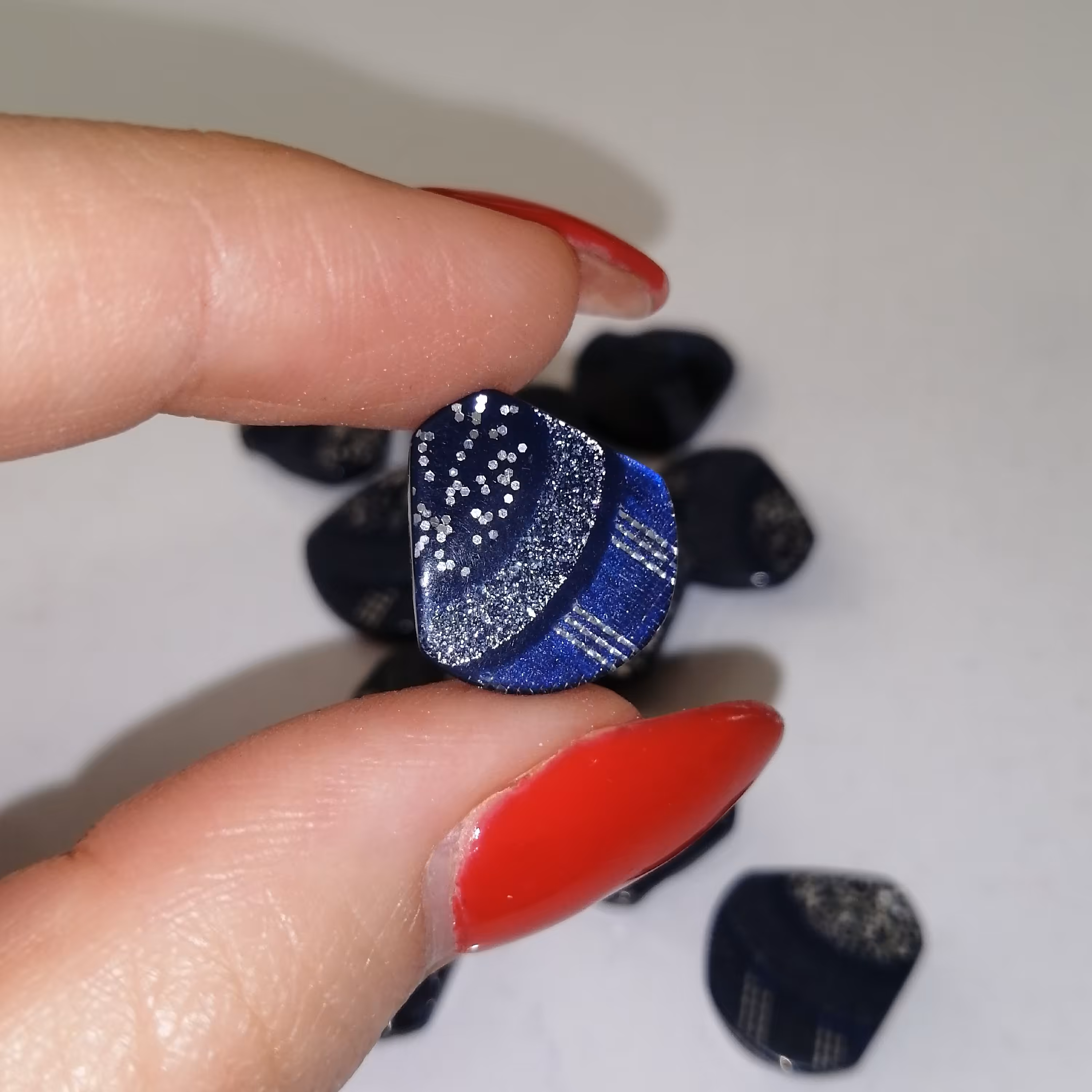 دکمه لباس آبی نفتی اکلیلی شیشه ای  بسته 12 عددی     