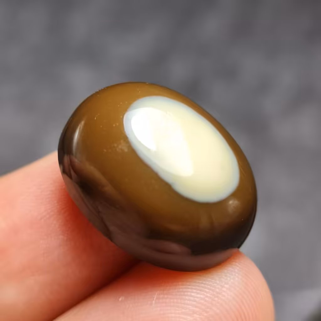 نگین فوق العاده زیبای سنگ عقیق کلاه دار شکلاتی بسیار خاص اصل معدنی 
کد  27548