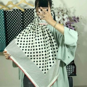 روسری نخی خالدار دور دست دوز قواره 120 رنگ سفید مشکی دور قرمز