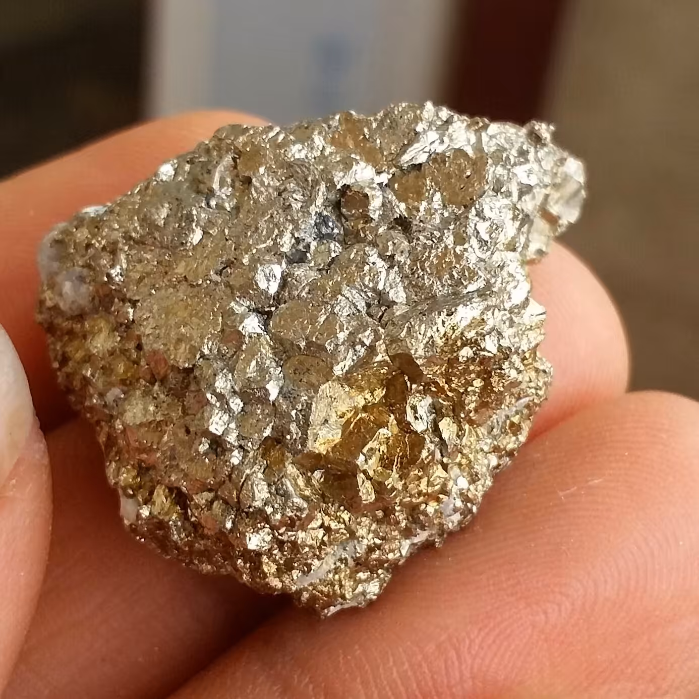 سنگ راف پیریت طلایی حبه شده همرشدی با بورنیت ملقب به سنگ طلا روی بستر 100 در 100 طبیعی شاهکار خلقت
بی نظیر
کد 10432