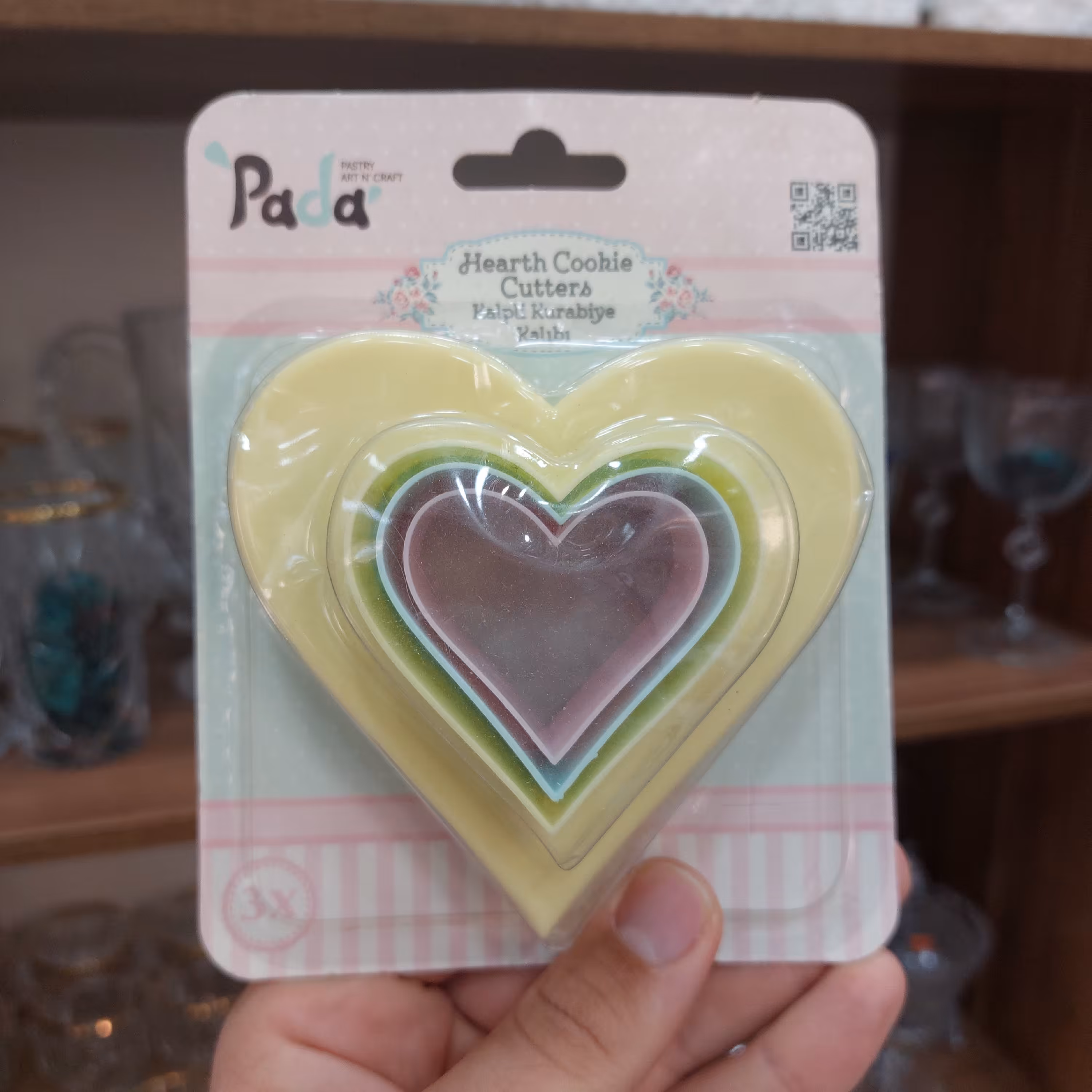 قالب کیک و شیرینی طرح قلب هر بسته شامل 3 عدد در سایز کوچک و متوسط و بزرگ هست.